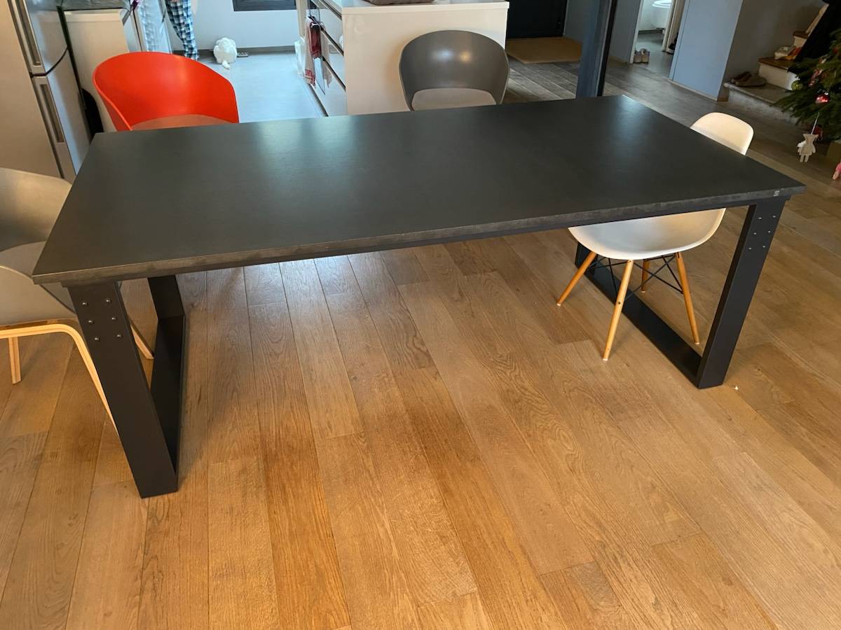 Vends jolie table en béton, style industriel. Plateau en béton et piétement en alu brossé. L200 l100 h75