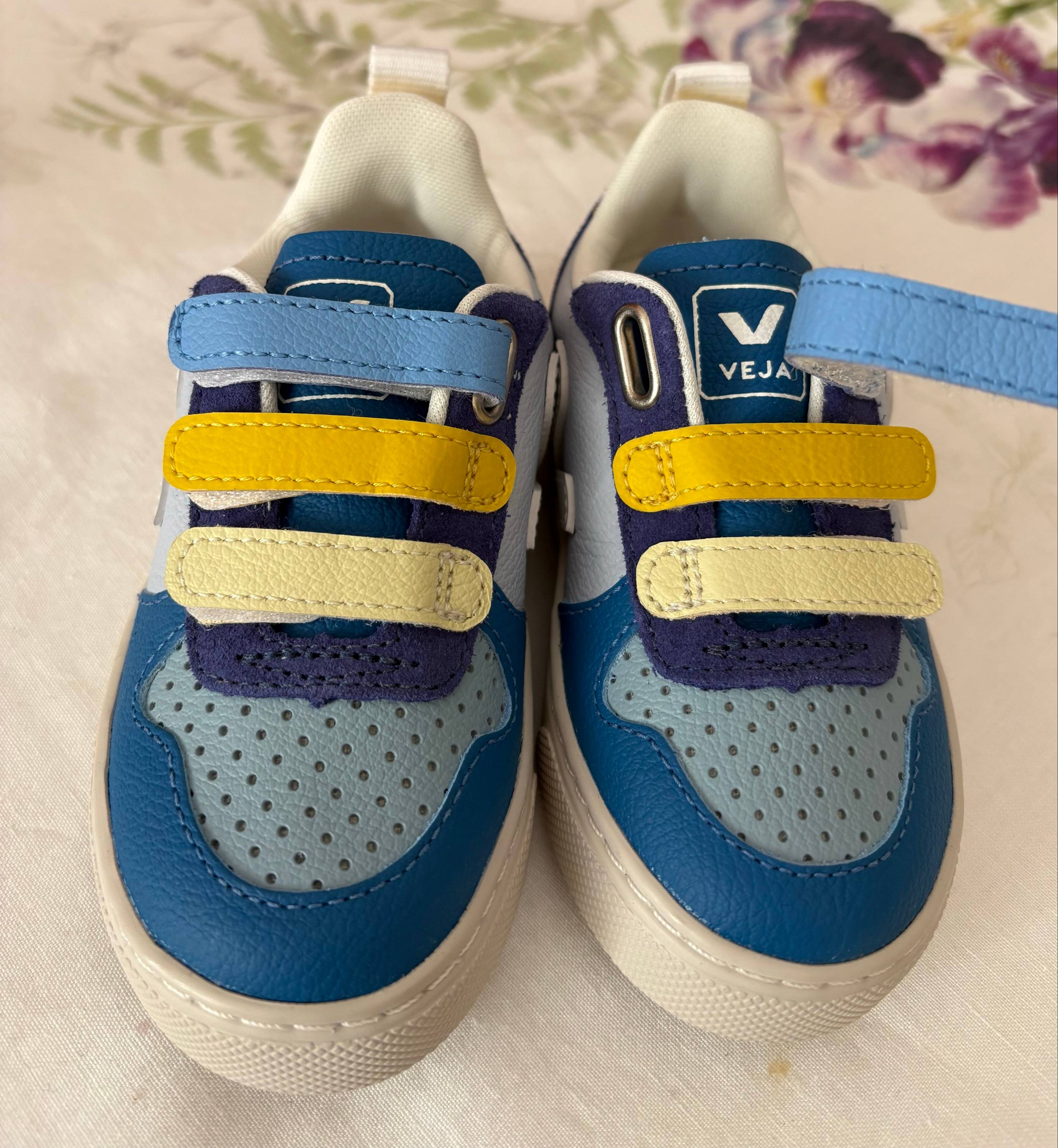 Vends baskets neuves à scratch VEJA - Pointure 25