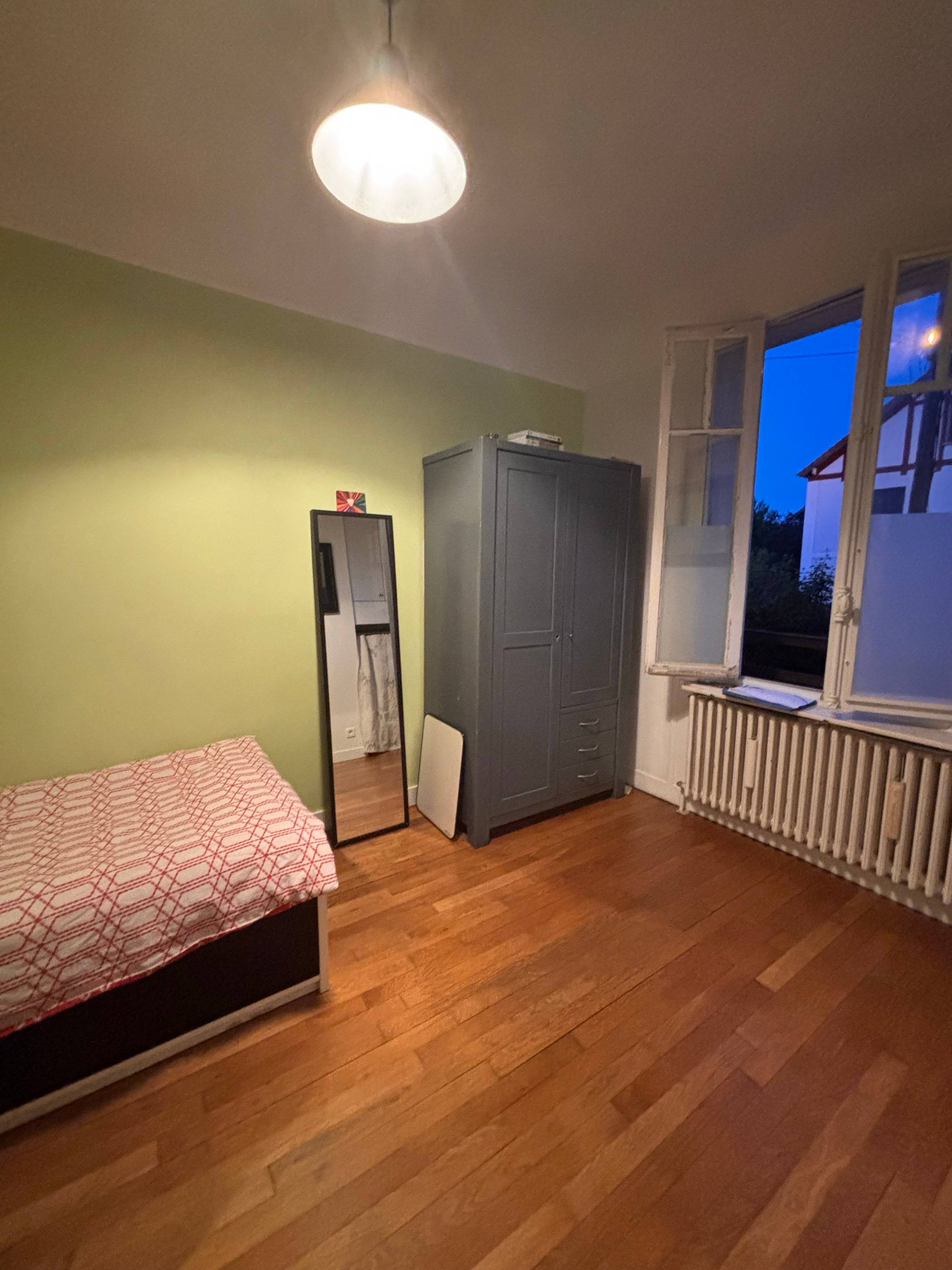 Loue chambre meublée dans une belle maison avec jardin 150m² Saint-Germain-en-Laye Le Pecq