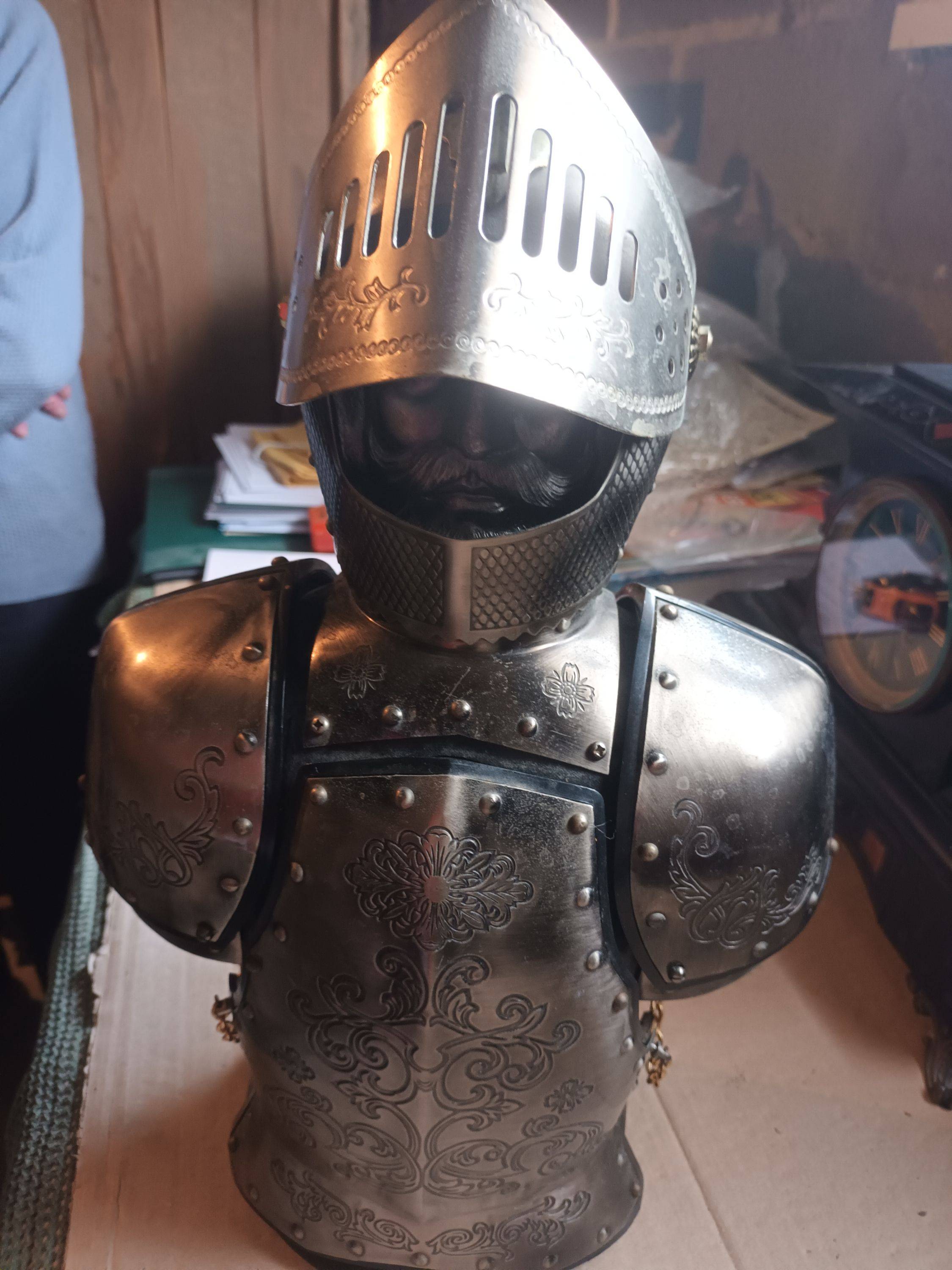 Vends cave à liqueur armure avec service de verres bar