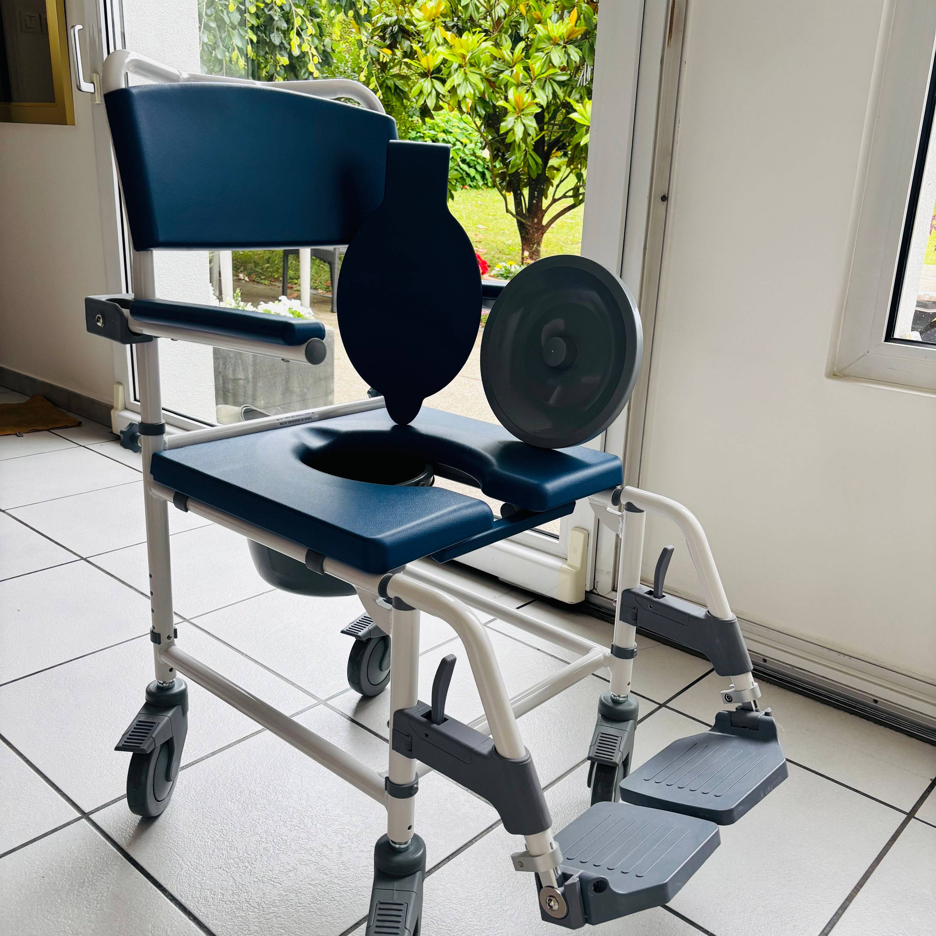 Vends chaise percée neuve