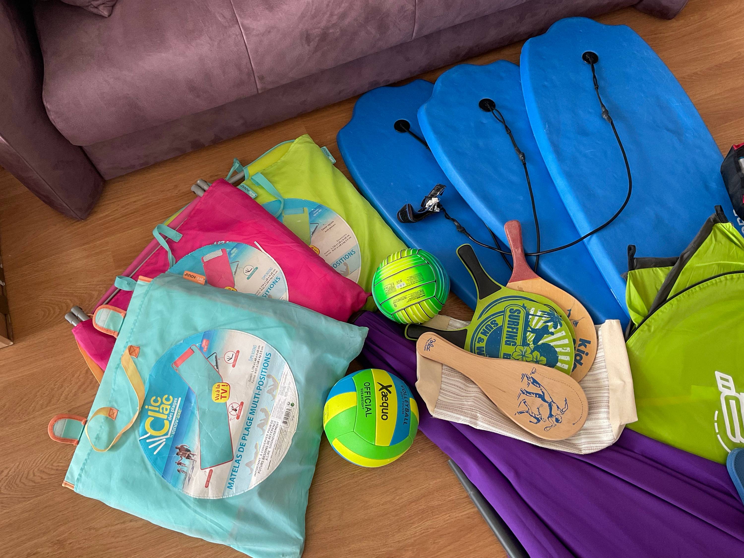 Vends lot de matériel de plage (parasol, jeux, transats, ballons)