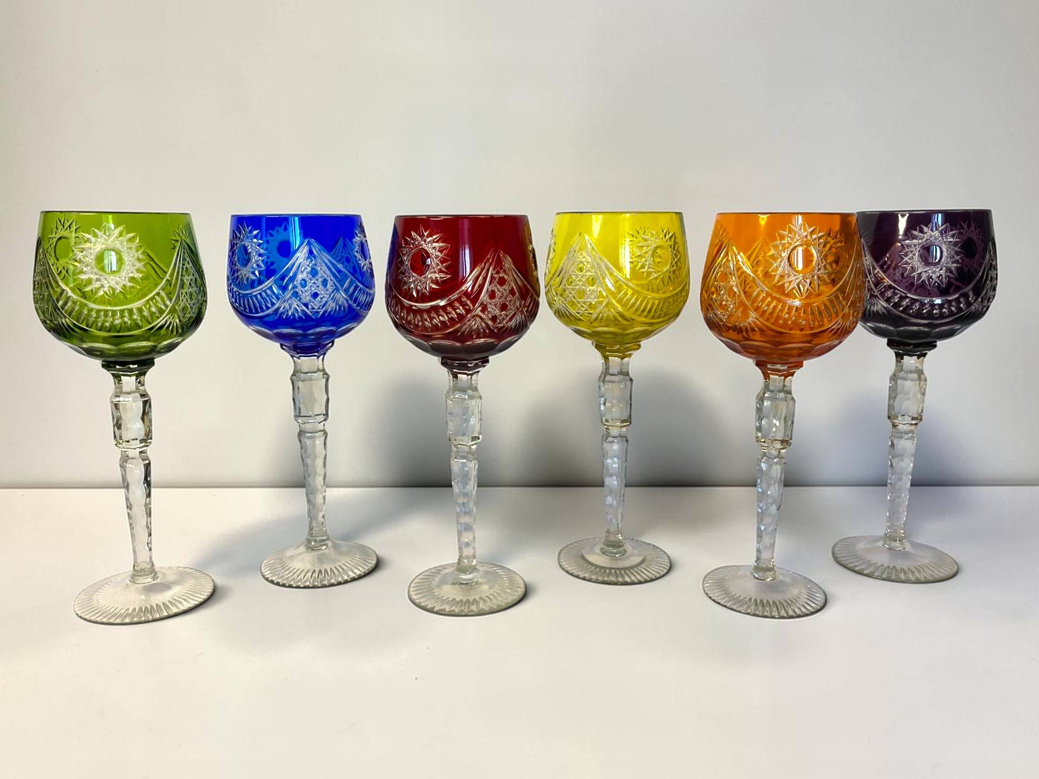 Série de six verres Roemer en cristal polychrome XXème