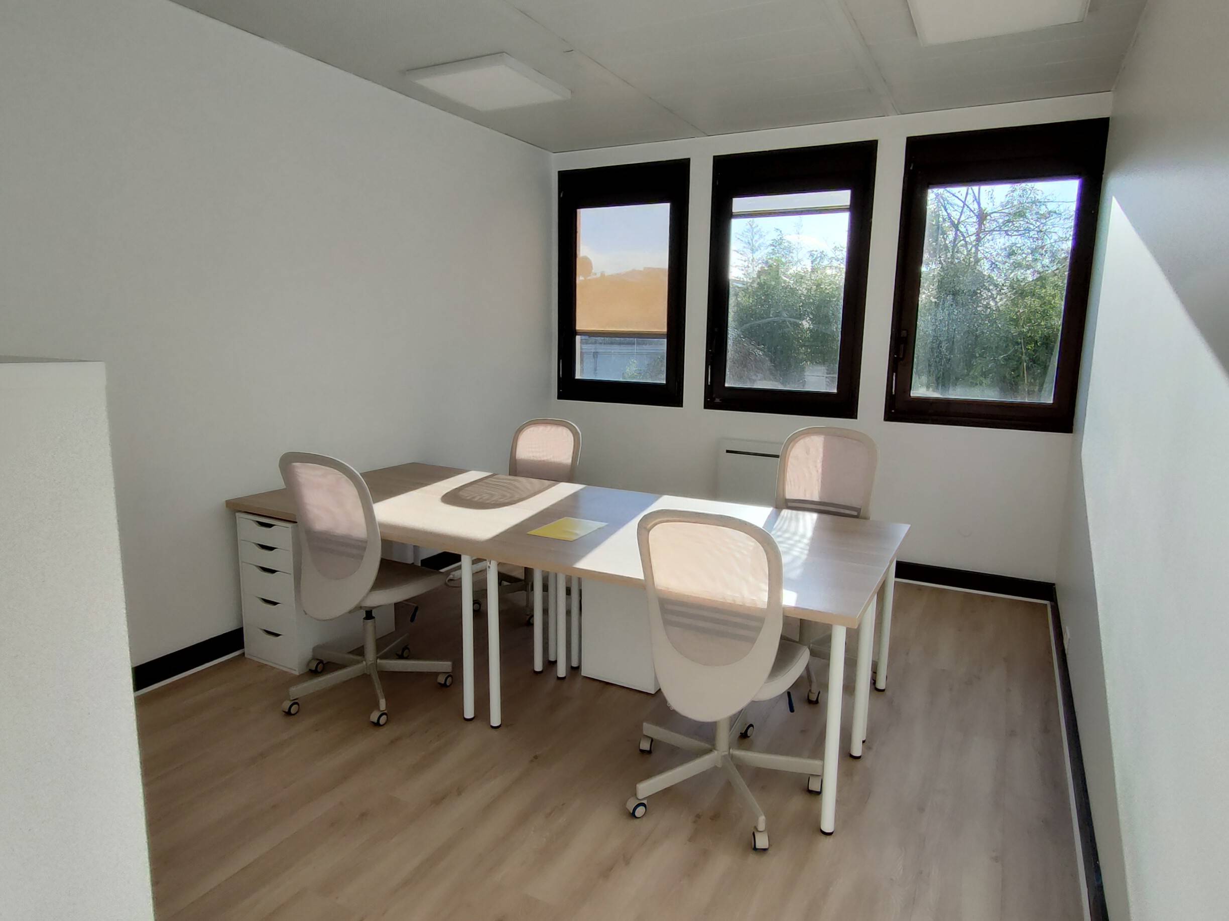 Loue bureau (4 postes de travail) durée flexible - charges comprises