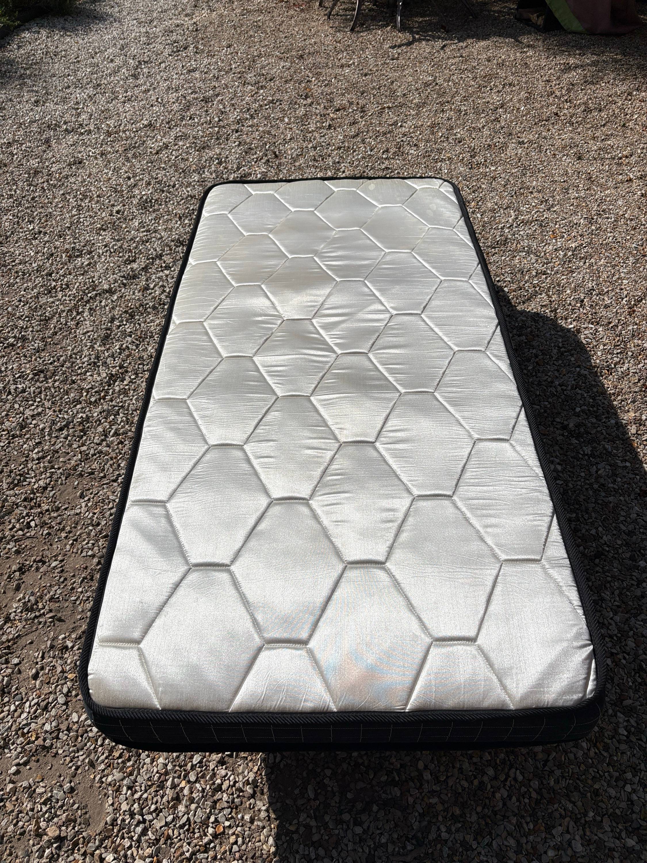 Lit une place, matelas inclus, très bon état