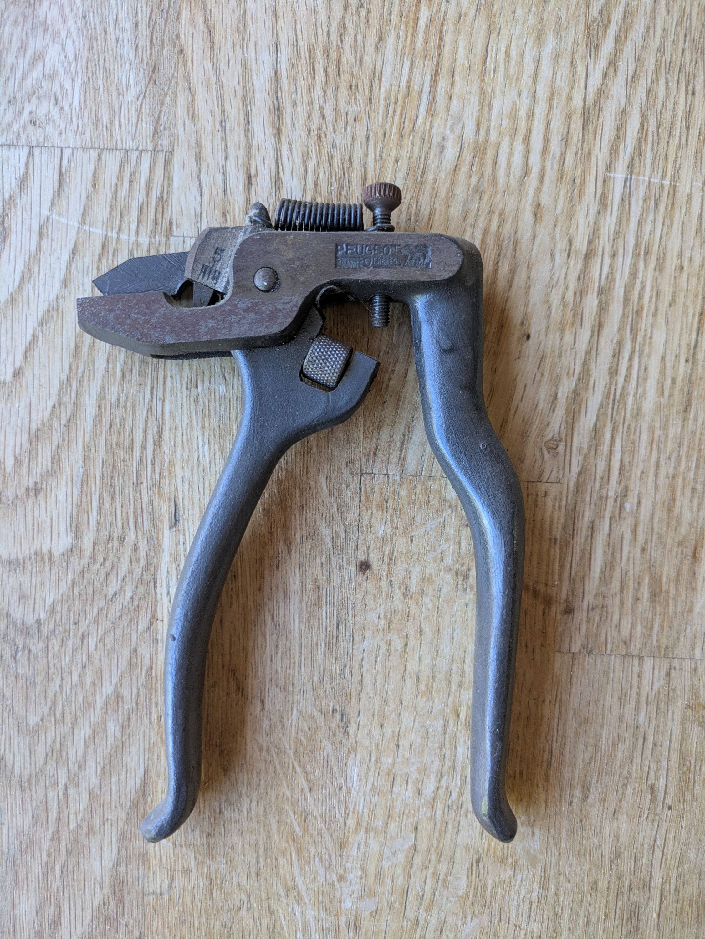 Vends pince à avoyer Peugeot