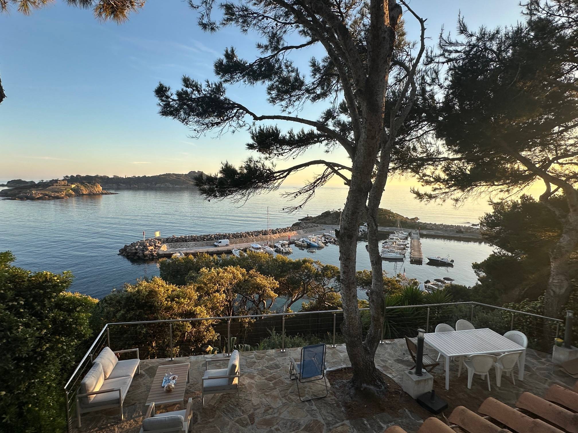 Villa pieds dans l’eau – Vue Porquerolles – 6 chambres / 12 personnes – Presqu’île de Giens