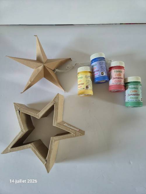 Vends lot de 4 pots de vernis colle de couleur et 2 étoiles en papier mâché