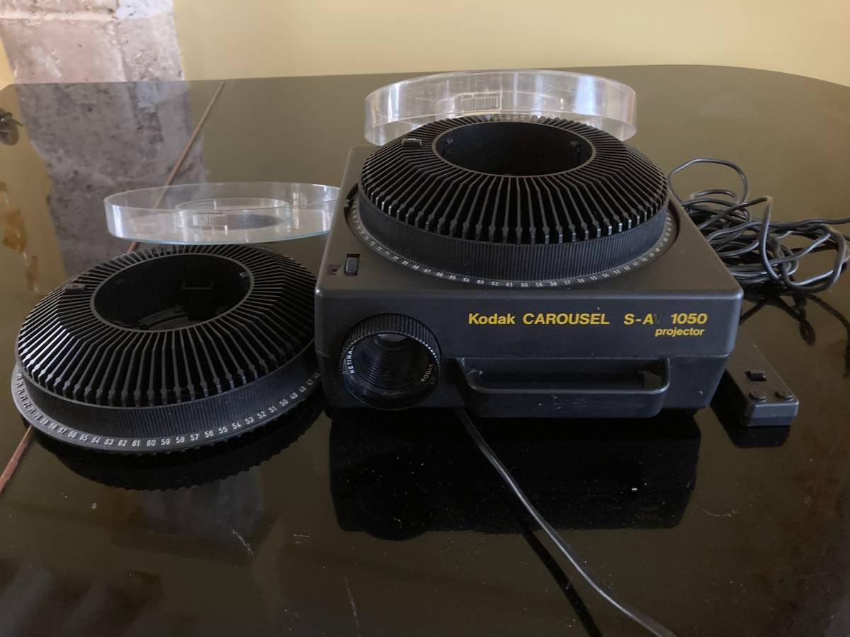 A vendre projecteur Kodak carrousel S-AV 1050 équipé d’un objectif 85 , deux paniers et une télécommande