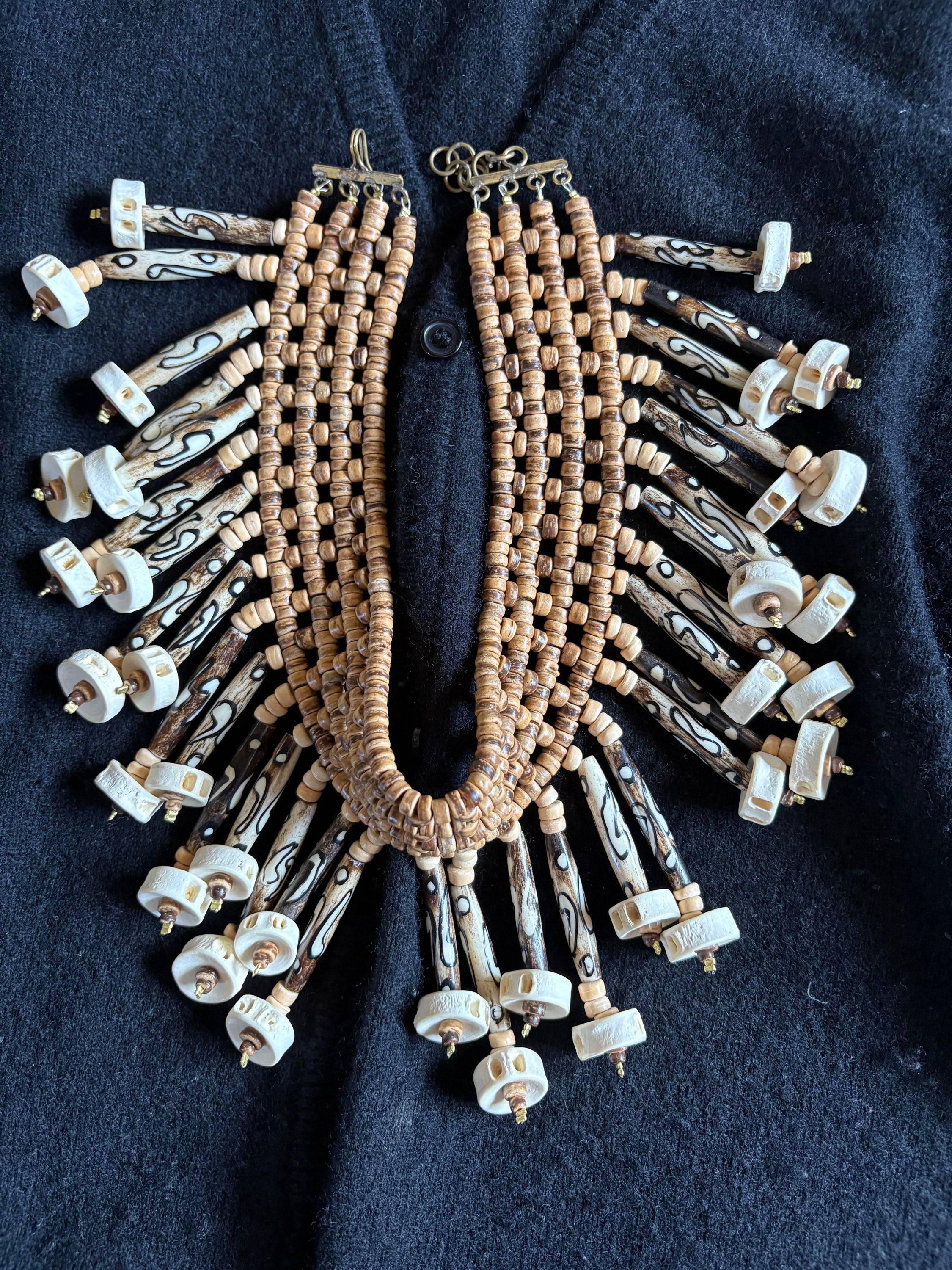 Collier Vintage en os sculpté, pièce unique. Bijoux bohème chic, fait main, cadeau d'anniversaire, de mariage. - France