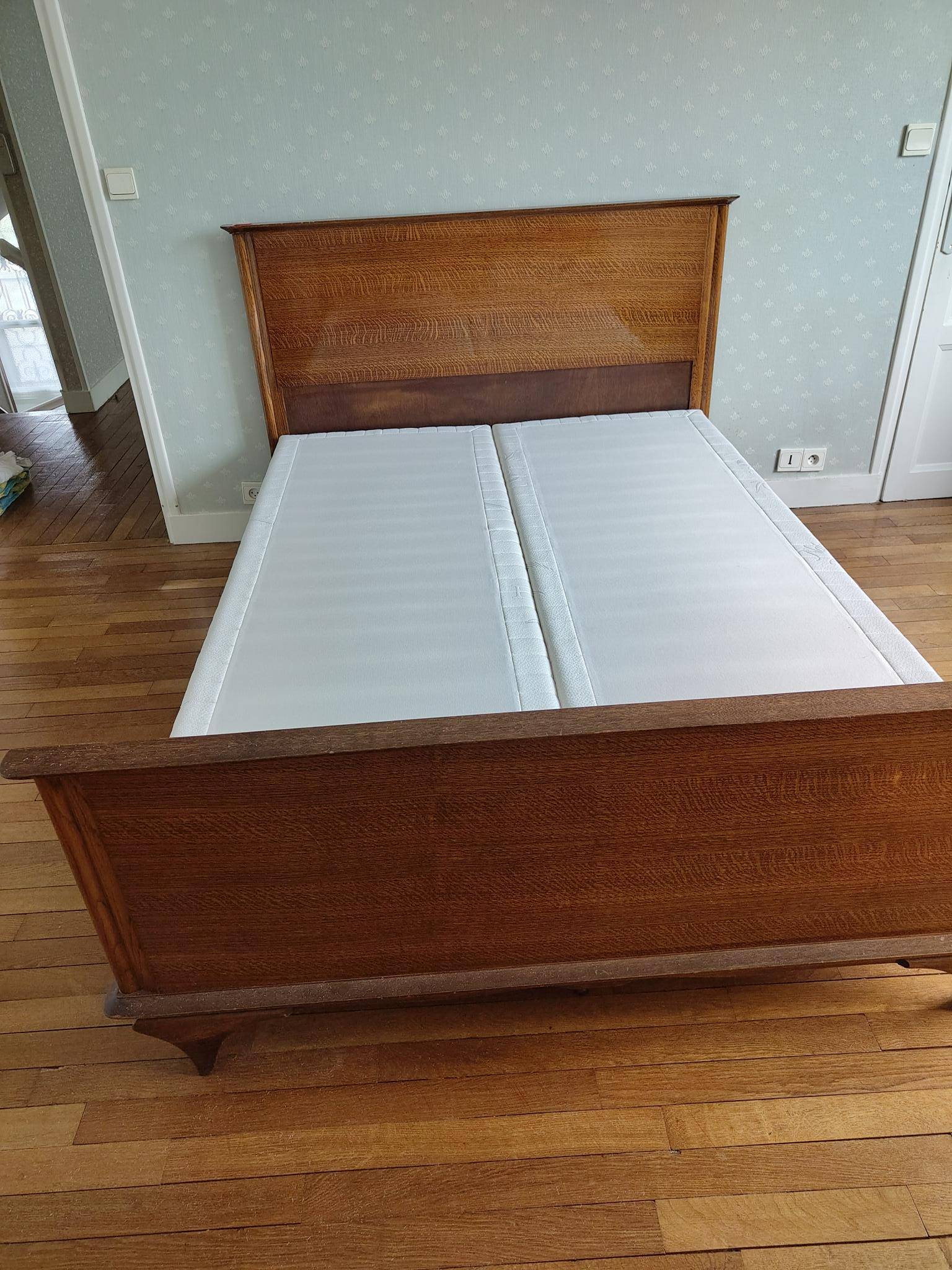 Vends lit ancien en bois massif - Arts déco - avec sommier
