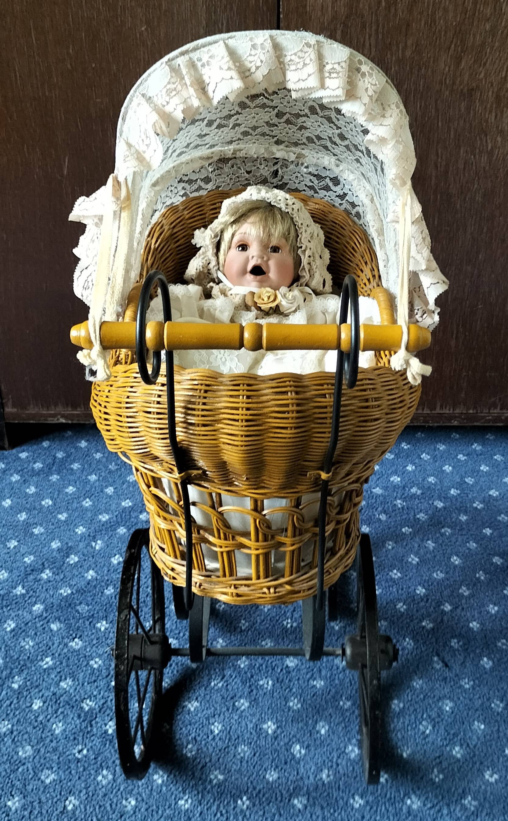 Vends poupée ancienne et son landau, vintage, très bon état