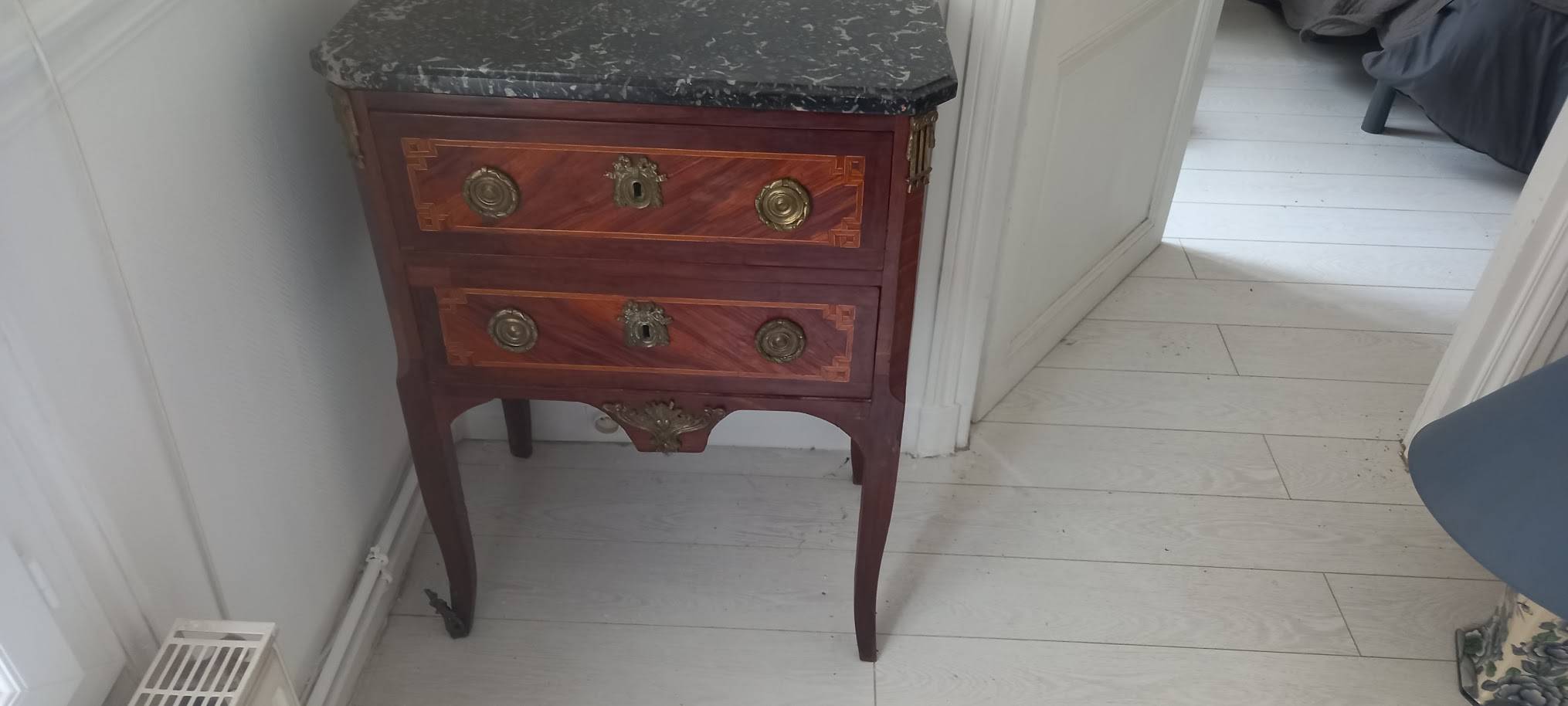 Vends petite commode marquetée