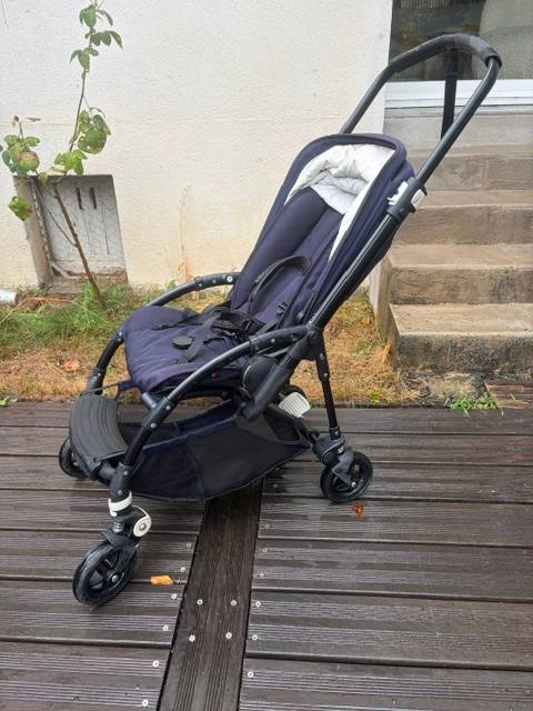 Vends Bugaboo Bee couleur navy, châssis noir + nacelle et équipements