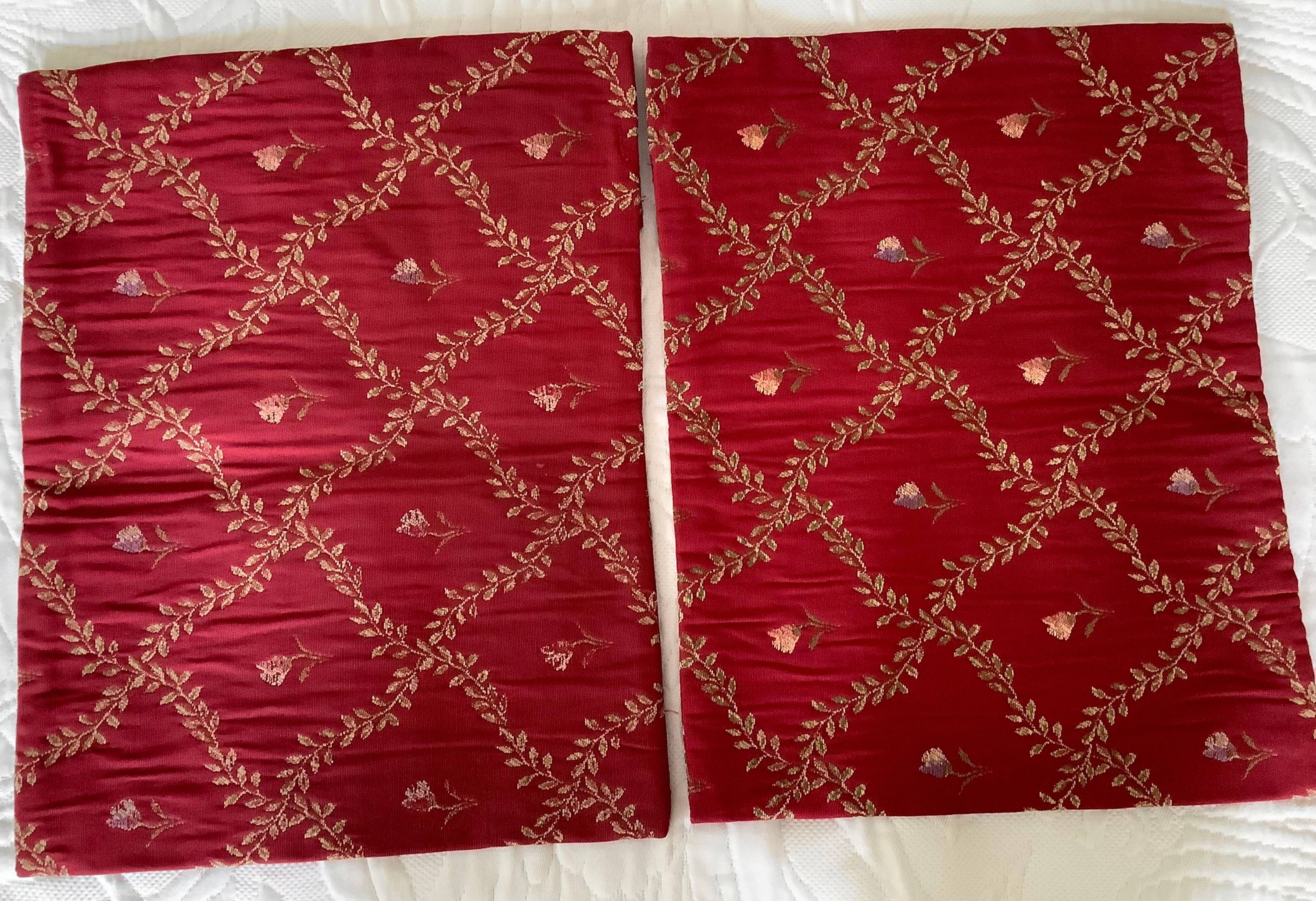 Vends lot de 2 grandes housses avec rabat simple sur le devant, neuves, tissu haut de gamme