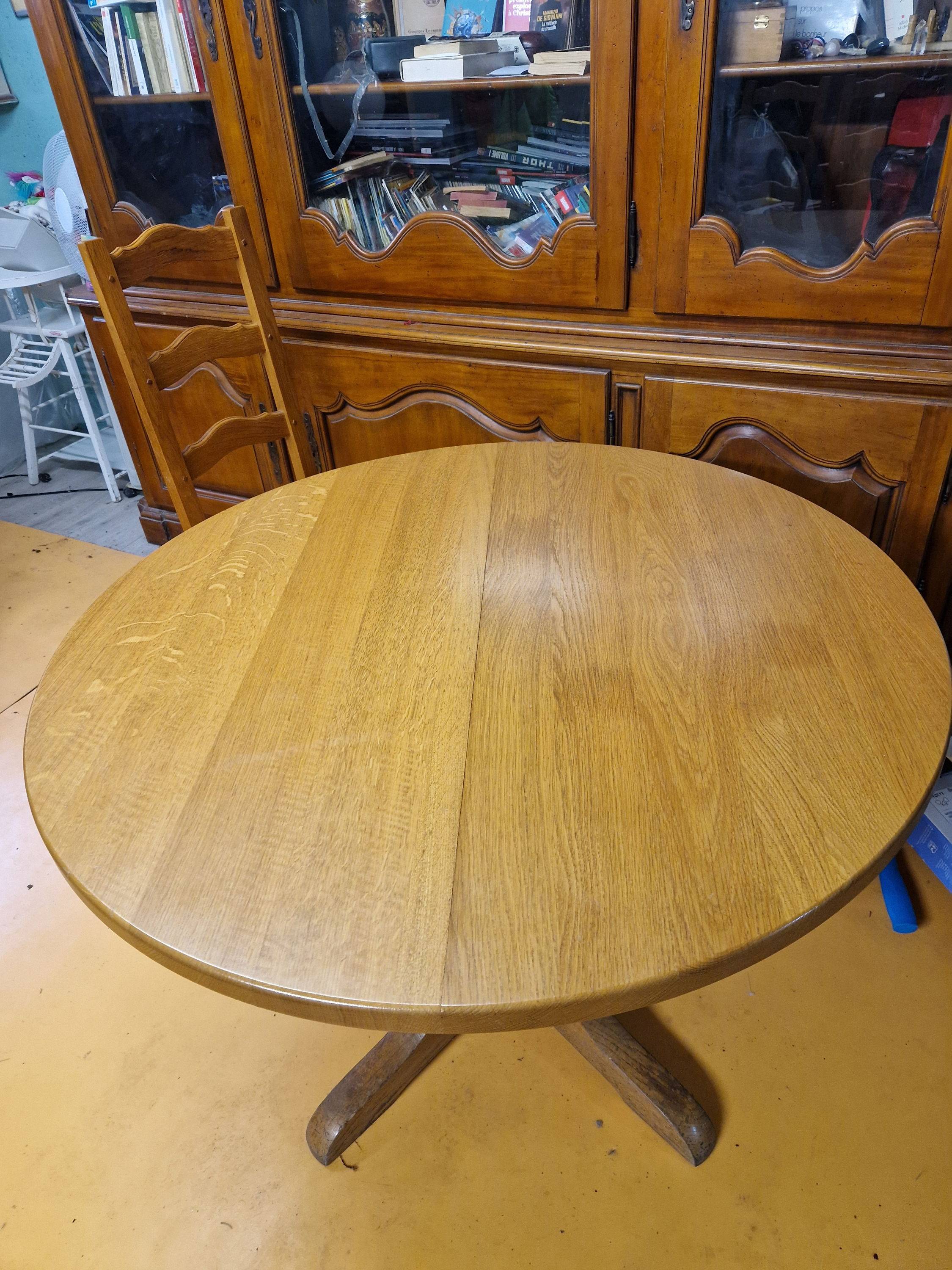 Vends très belle table ronde en chêne massif