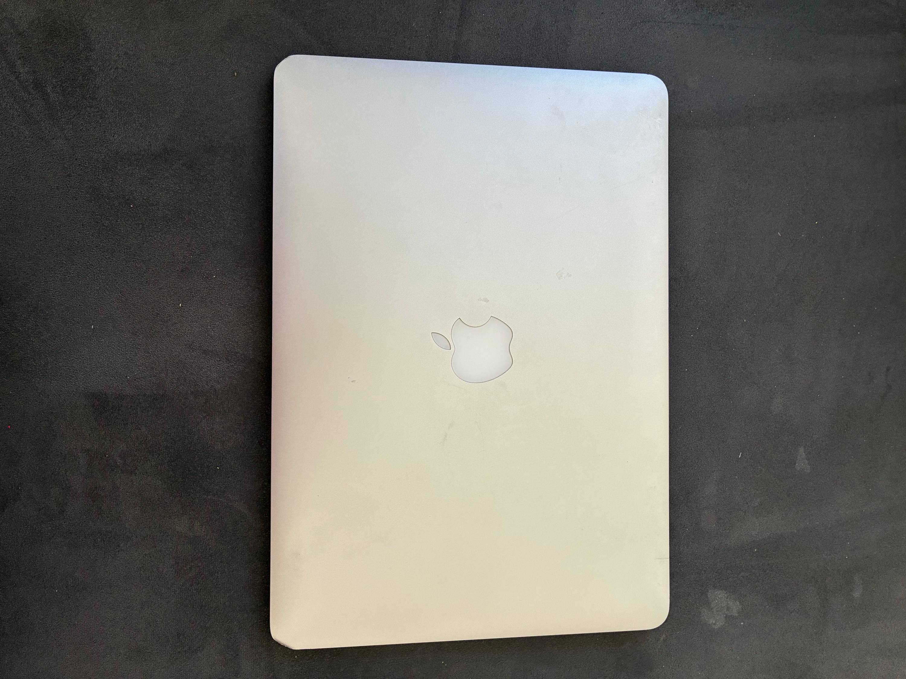 Vends MacBook Air 13” 2017 – i5 – 8 Go RAM – SSD 128 Go – très bon état