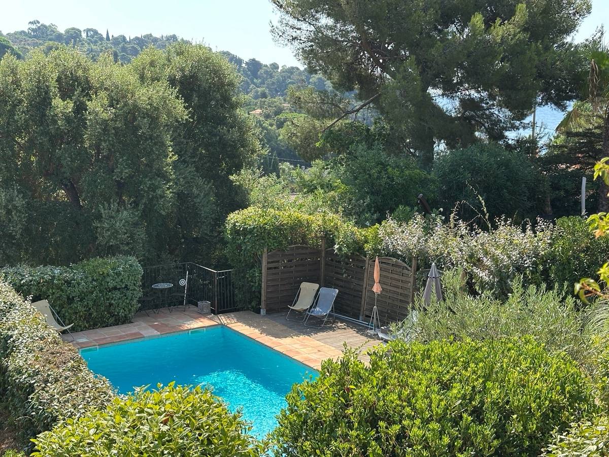 Loue bas de villa rénové à Rayol-Canadel, à 150m de la plage - 7 couchages, jardin, piscine, parking, climatisation