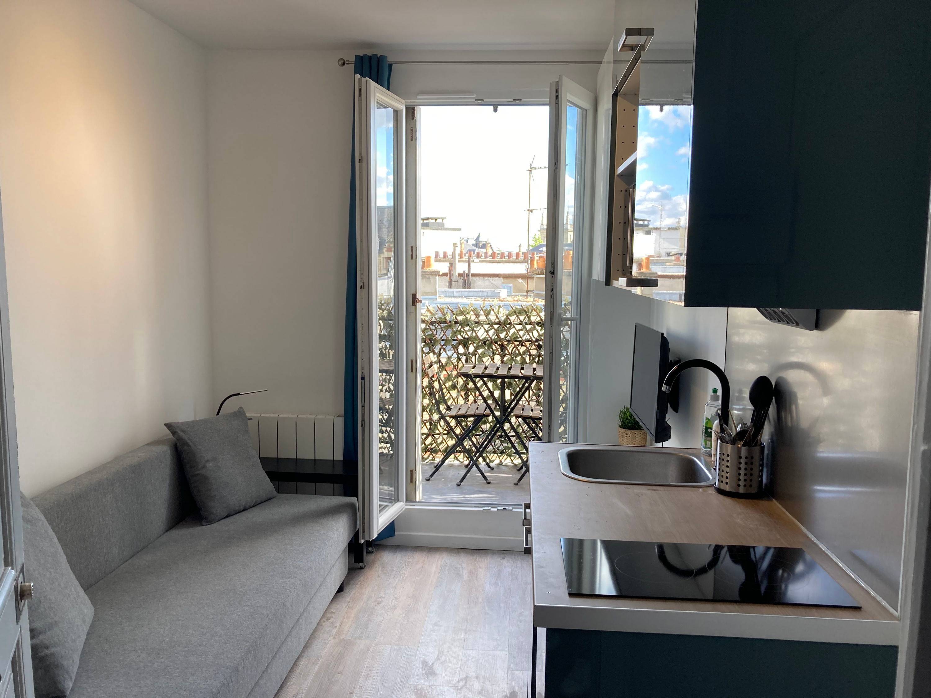 Loue Studette meublée 10m² - Balcon plein sud - Vue dégagée - Parc Montsouris (Paris 14e)