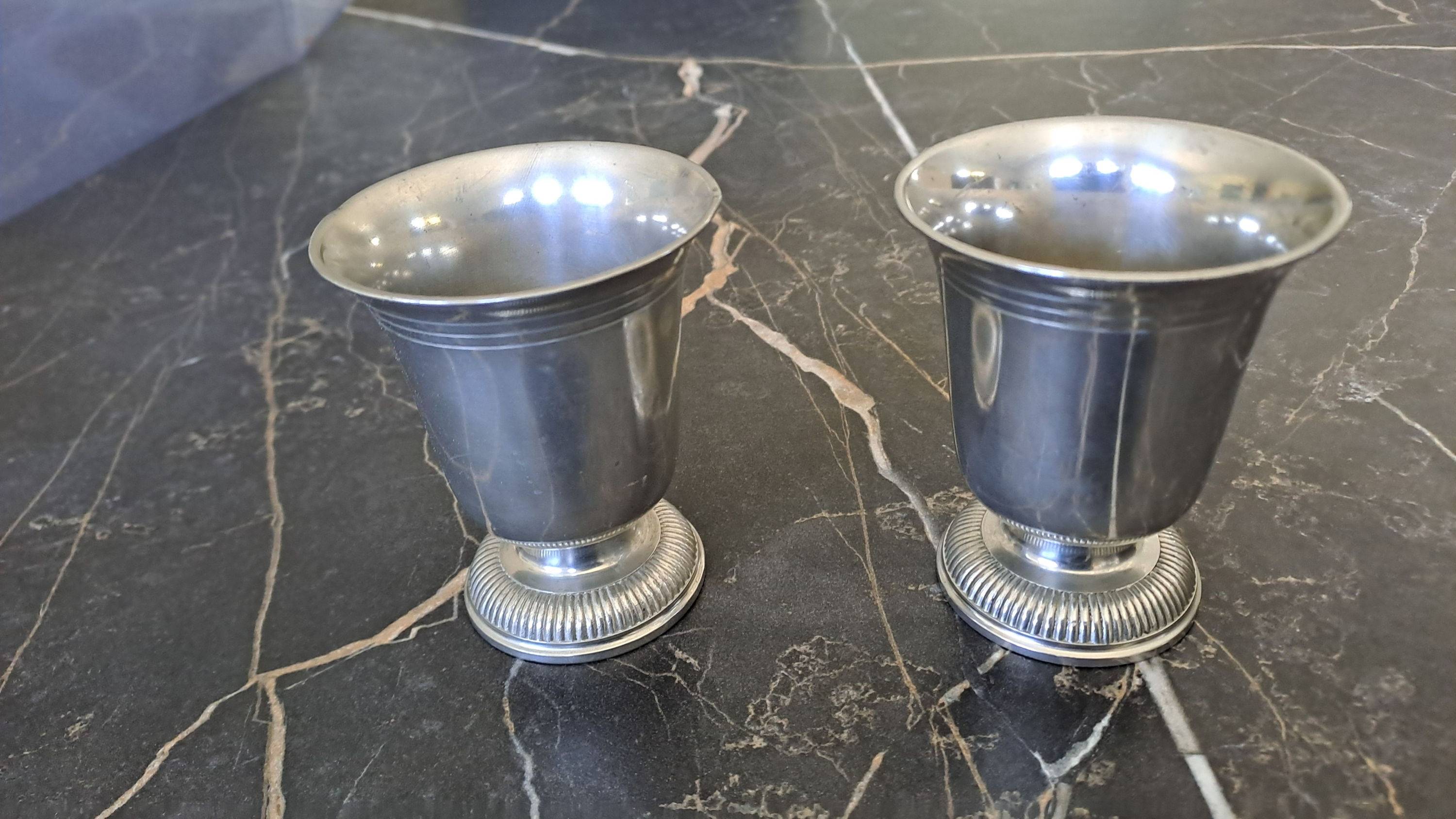 Vends 2 gobelets ou petits vases estampillés étain du Manoir