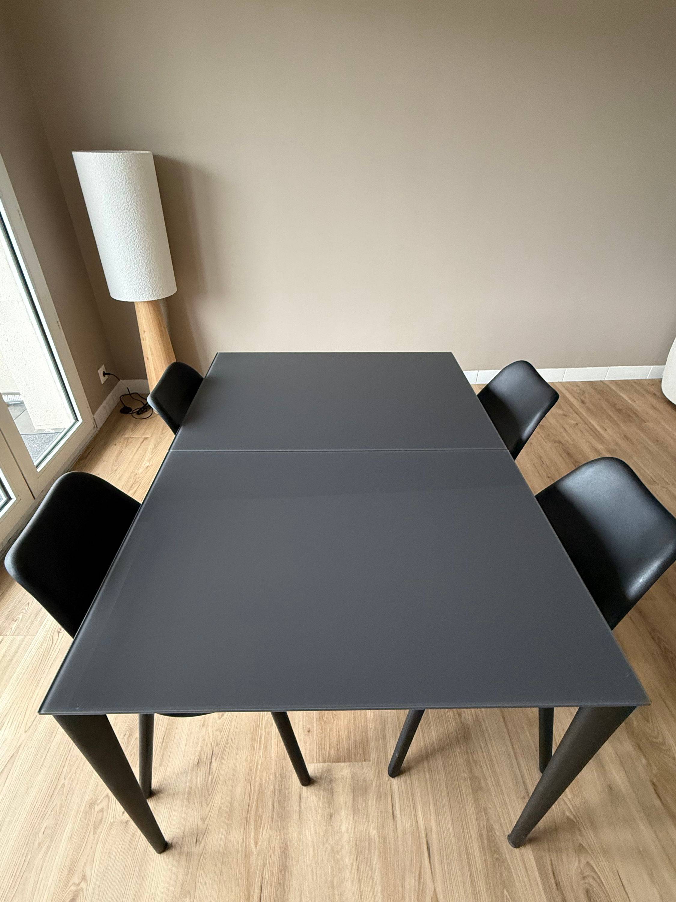 Ensemble table à manger extensible MADE + 4 chaises — noir