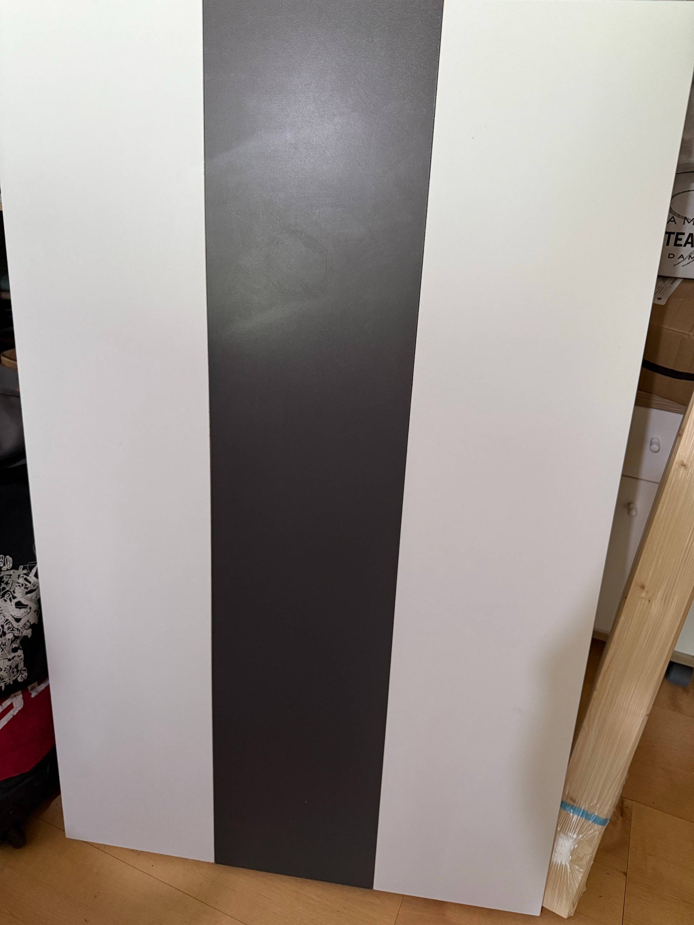 Vends table de salle à manger en bois blanc (bande foncée)