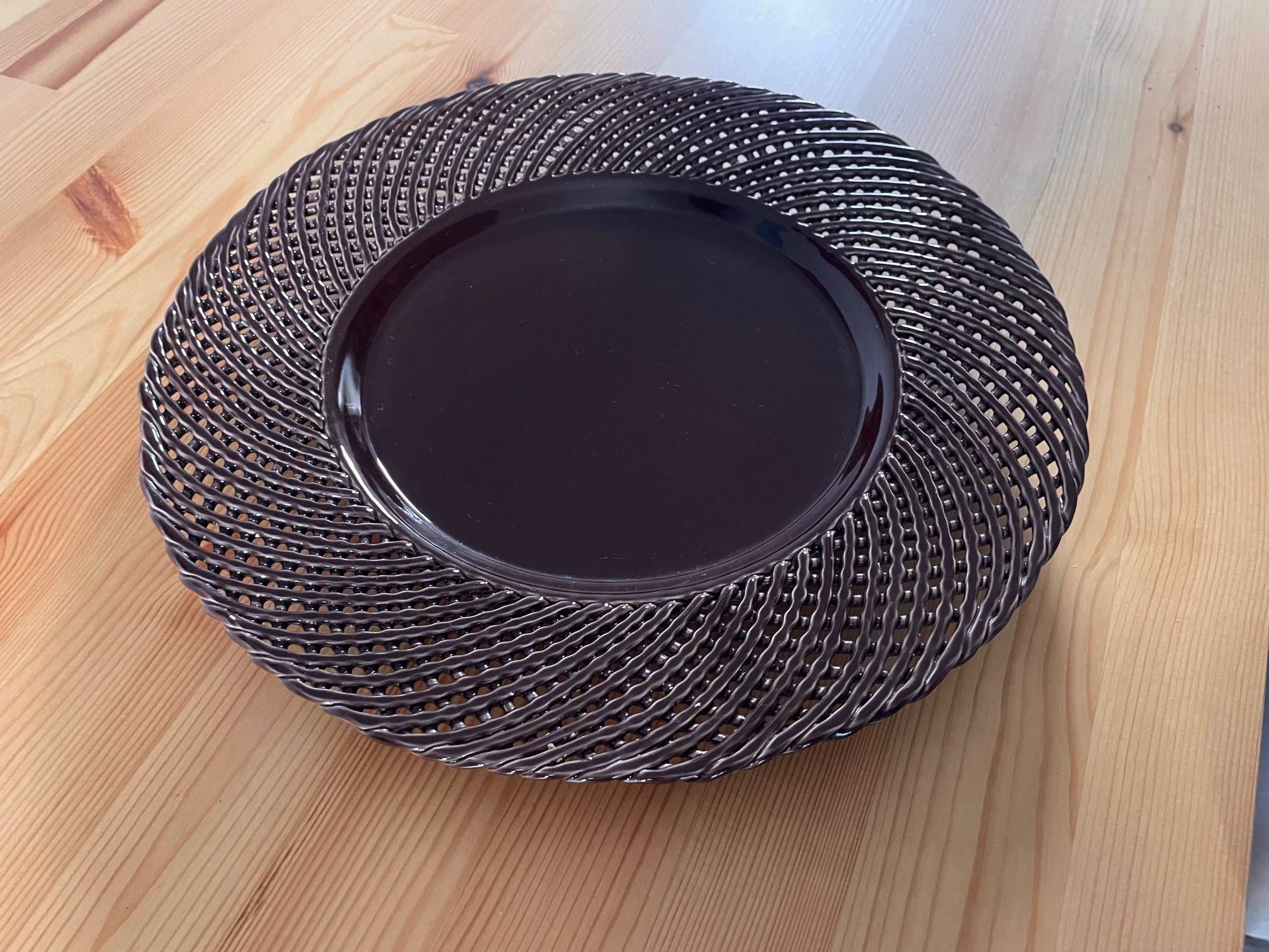 Vends plat rond décor découpé en faïence vernie