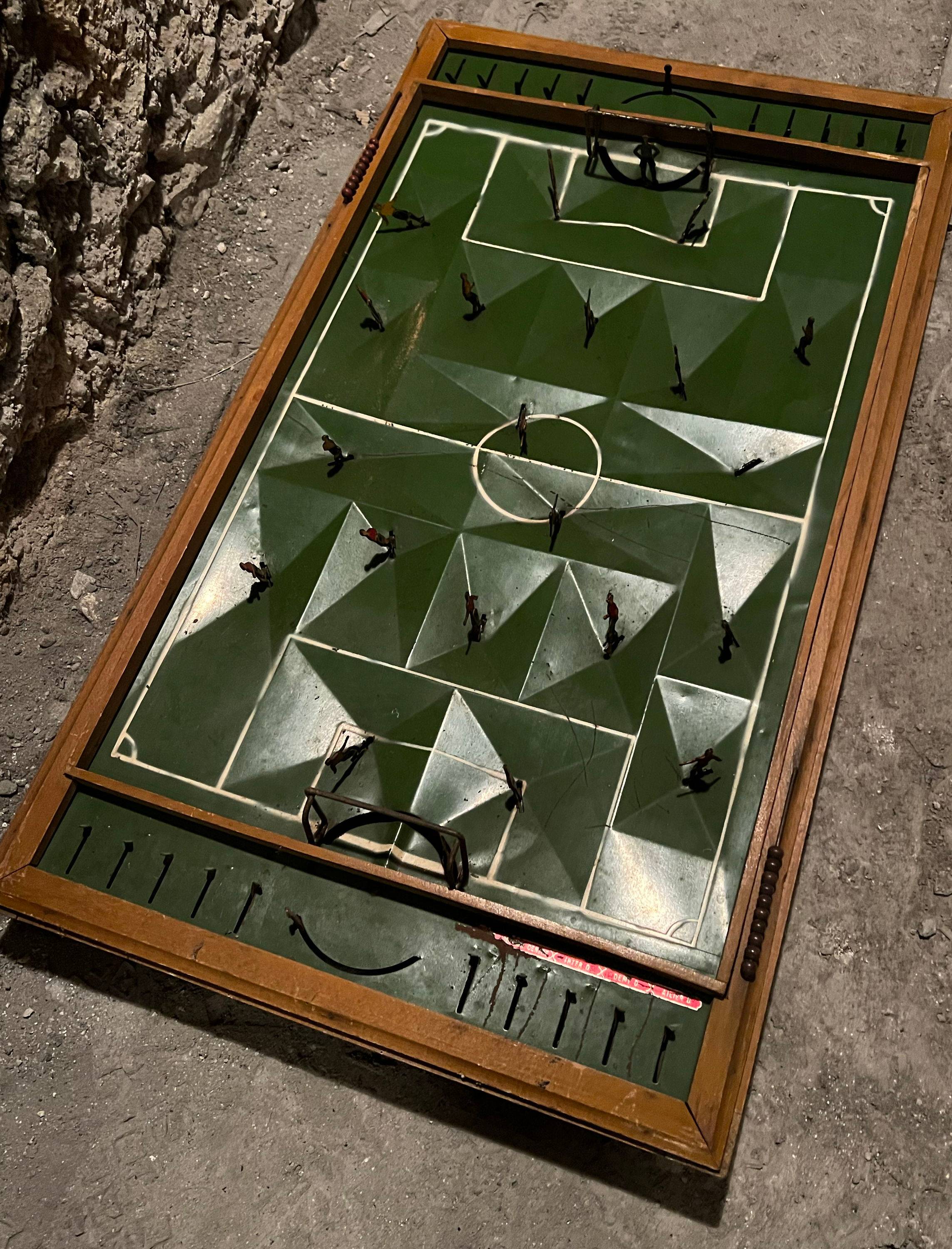 Vends baby-foot ancien en métal datant des années 1930