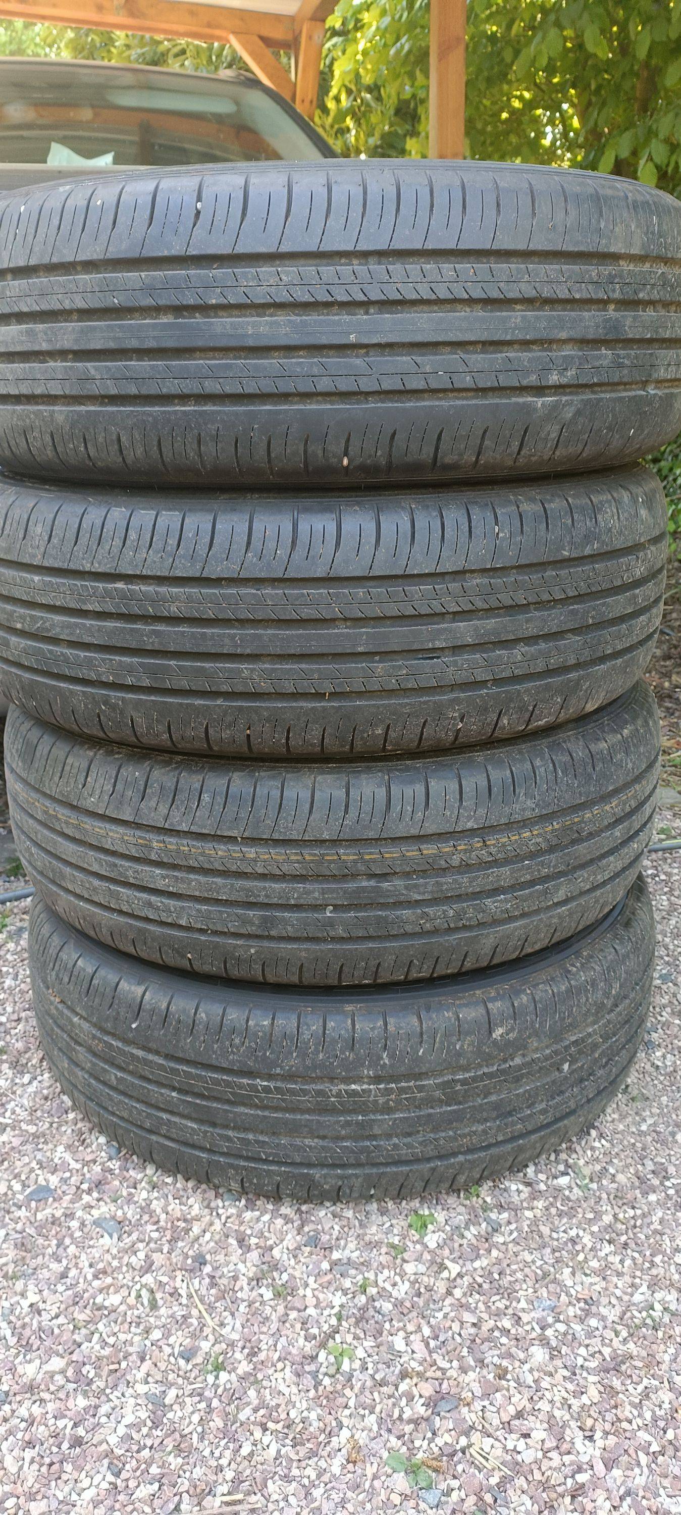 Vends pneus Dunlop 225/60/R18 quasi neufs