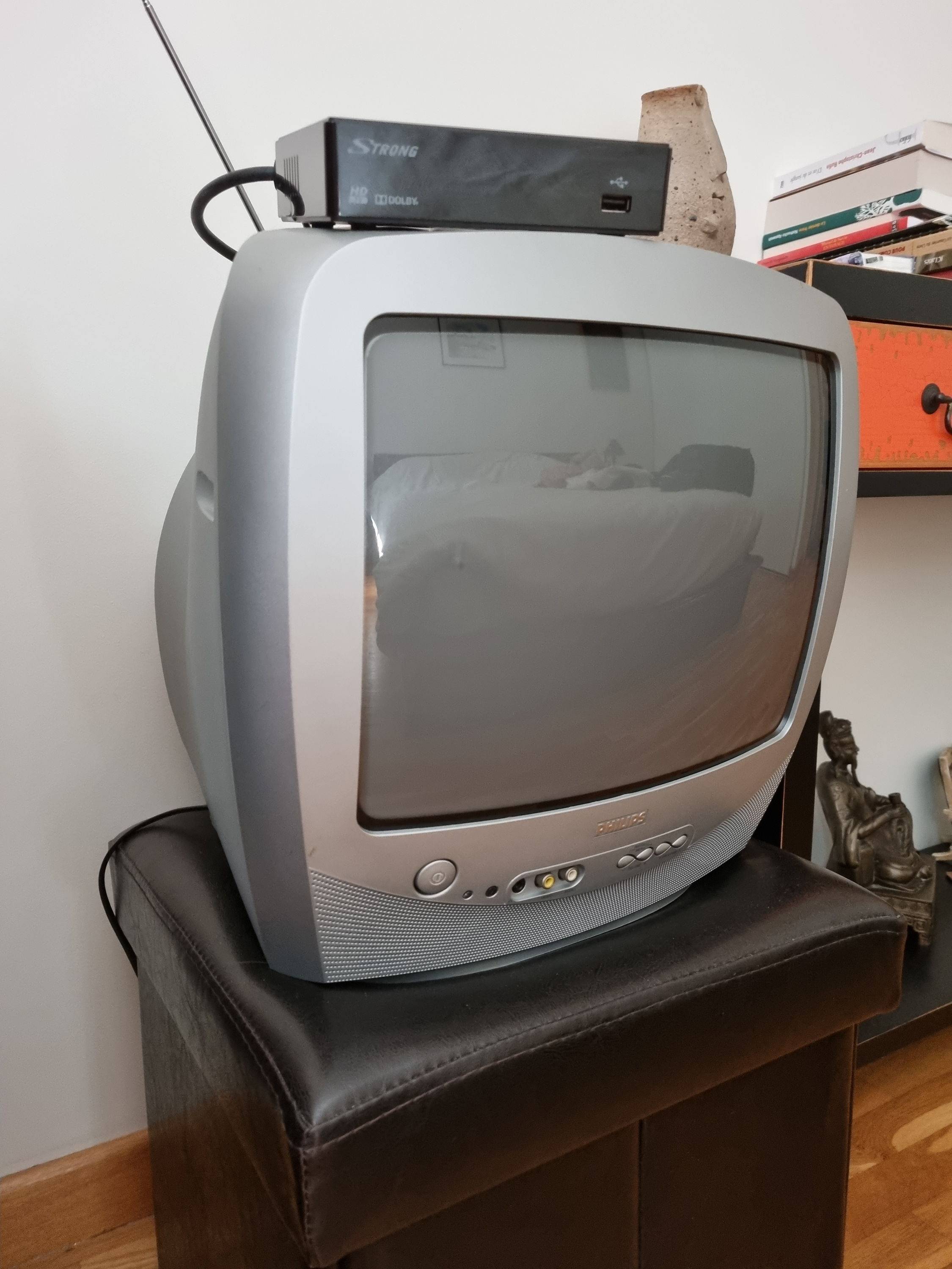 Vends TV cathodique Philips et décodeur TNT