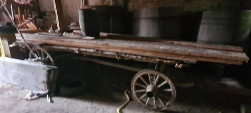 Chariot de ferme ancien à 4 roues