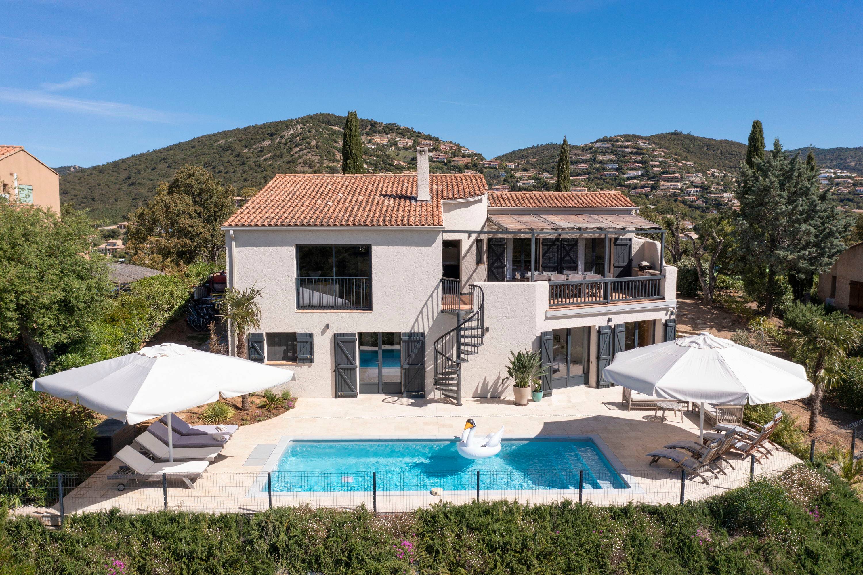 Loue villa avec piscine vue mer 10 couchages à la Londe les Maures