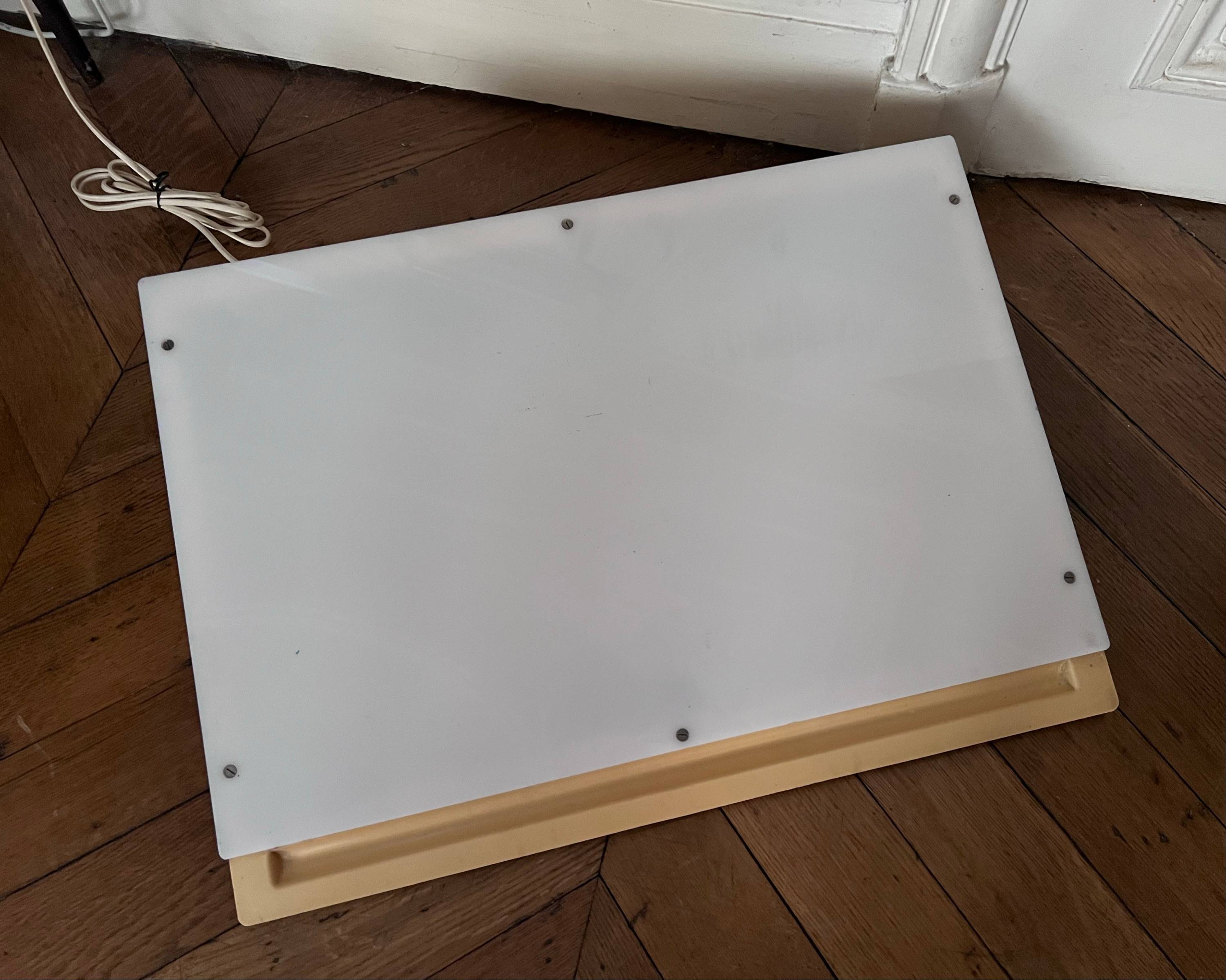 Vends table lumineuse de la marque Artom, fabriquée en France