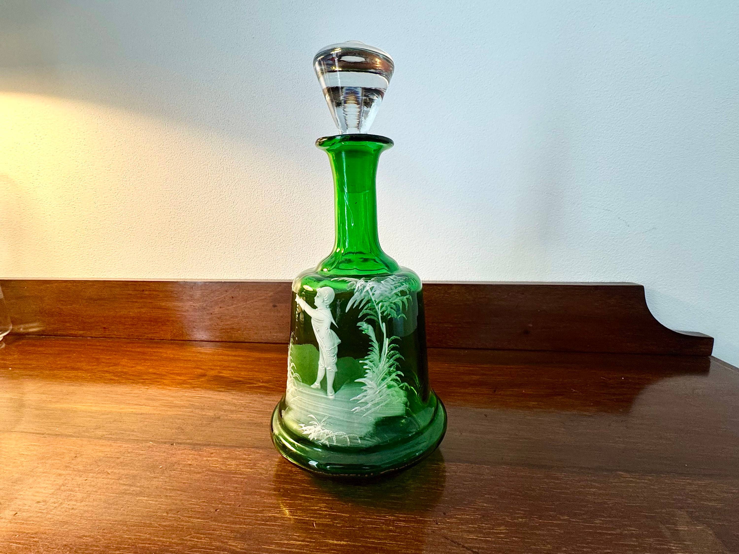 Vends carafe ancienne en verre vert soufflé émaillé – décor style Mary Gregory – fin XIXème / début XXème