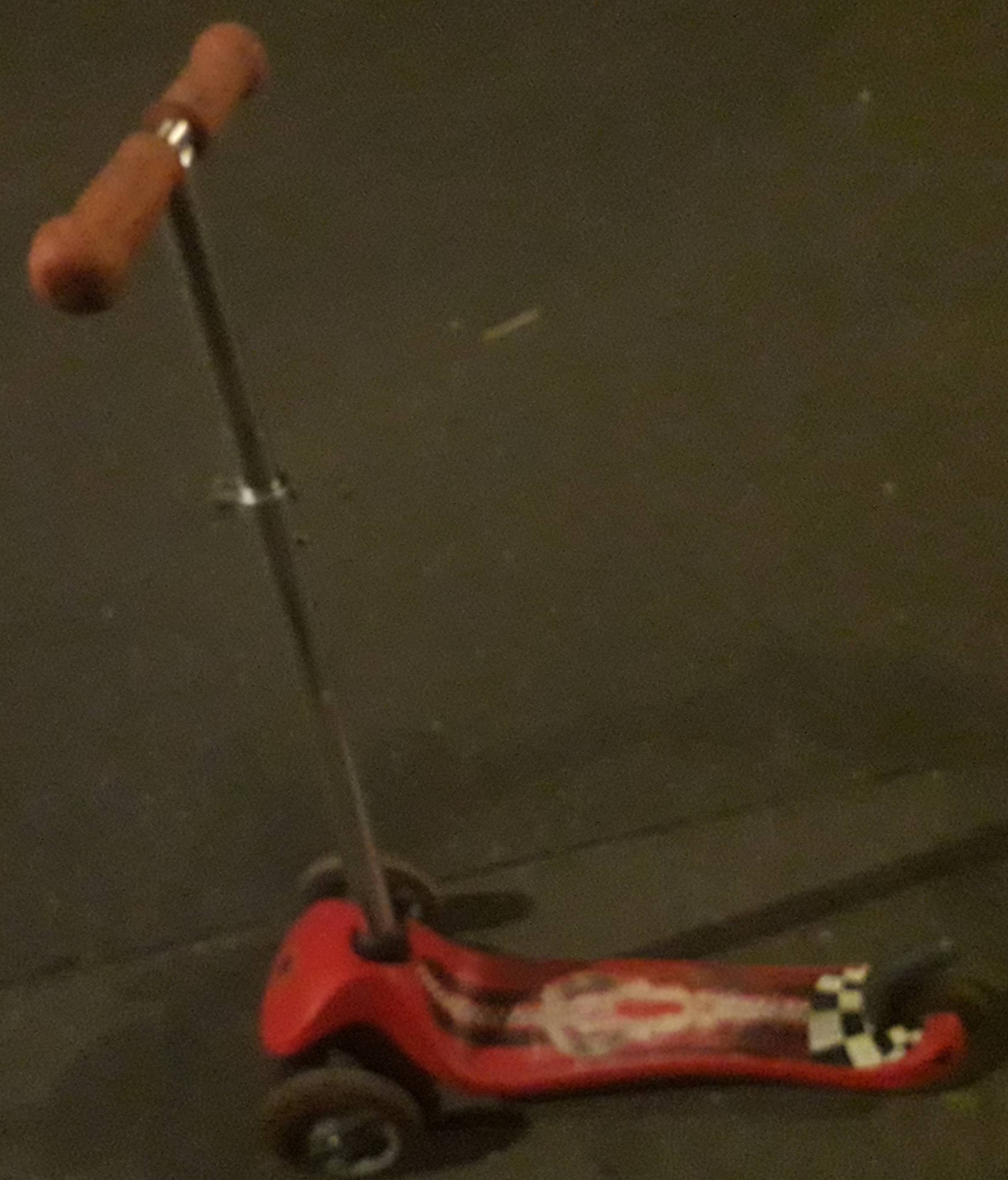 Vends trottinette à 3 roues et un casque rose