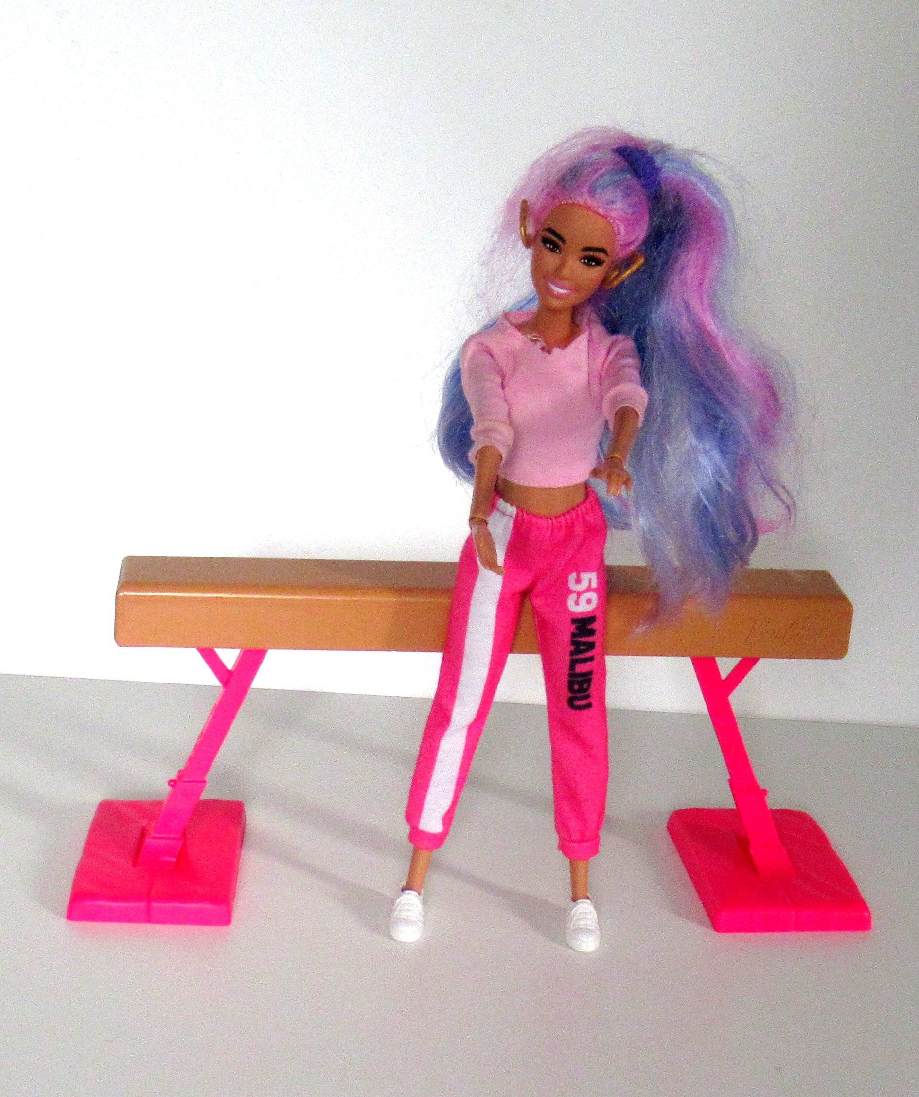 Barbie gymnaste avec poutre