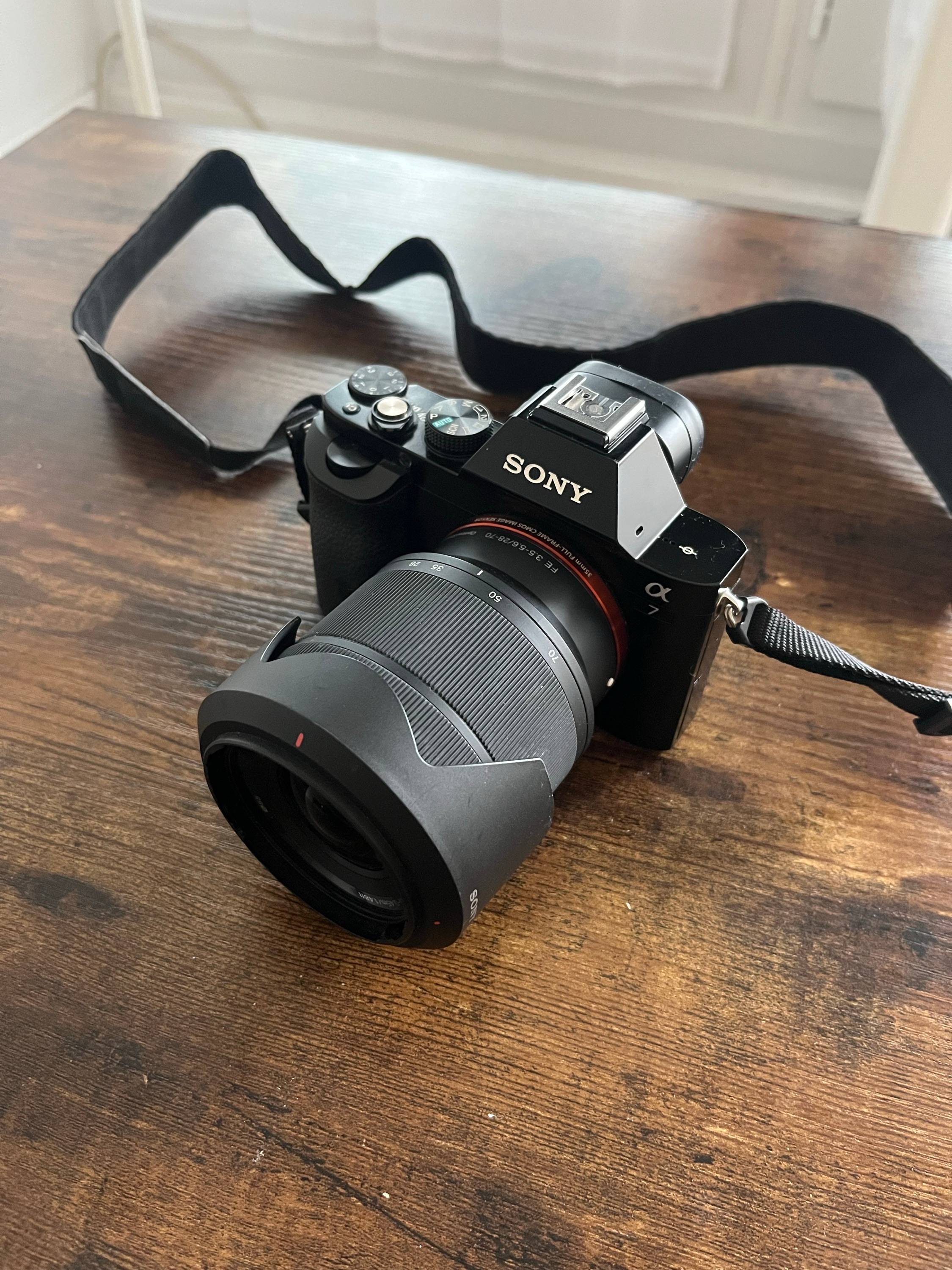 Vends Sony Alpha 7 ILCE-7 Full Frame, excellent état, + 2 objectifs (28-70mm + 50mm 1.8), peu utilisé
