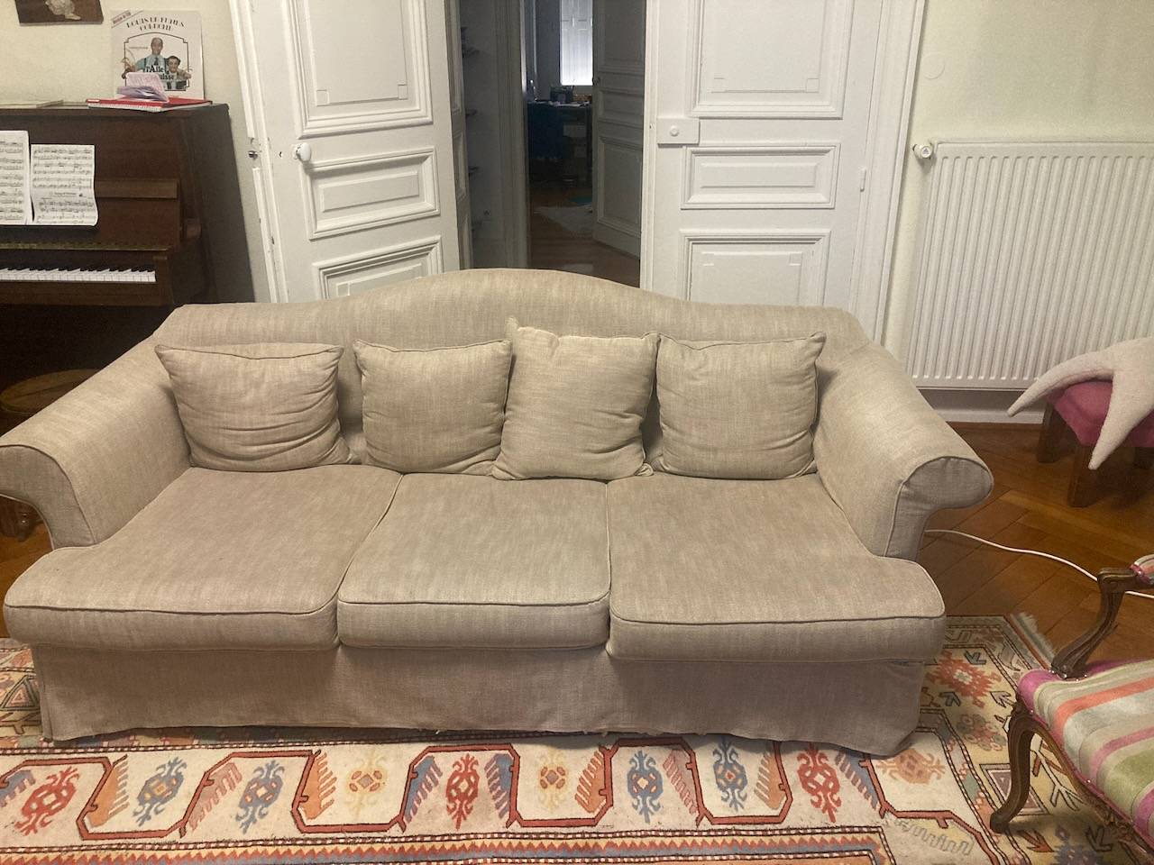 Vends grand canapé convertible trois places avec des coussins style country chic
