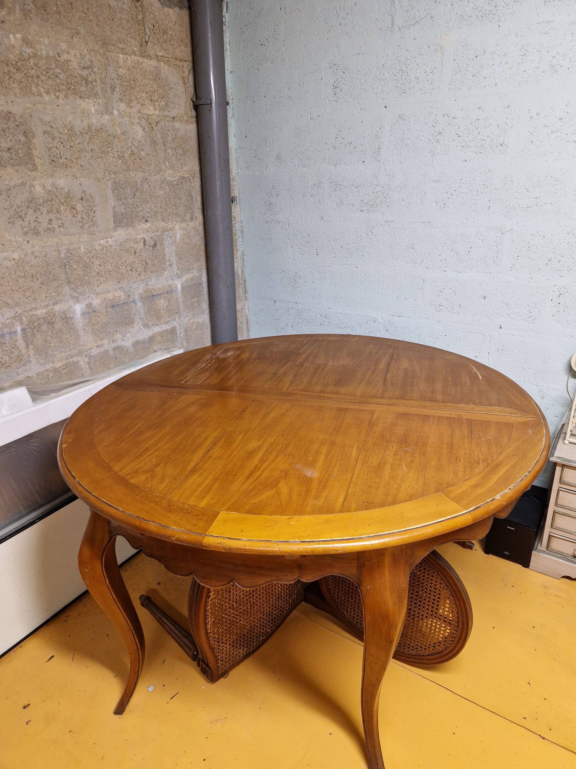 Vends belle table Louis XV avec ses chaises et fauteuils Louis XVI Médaillon