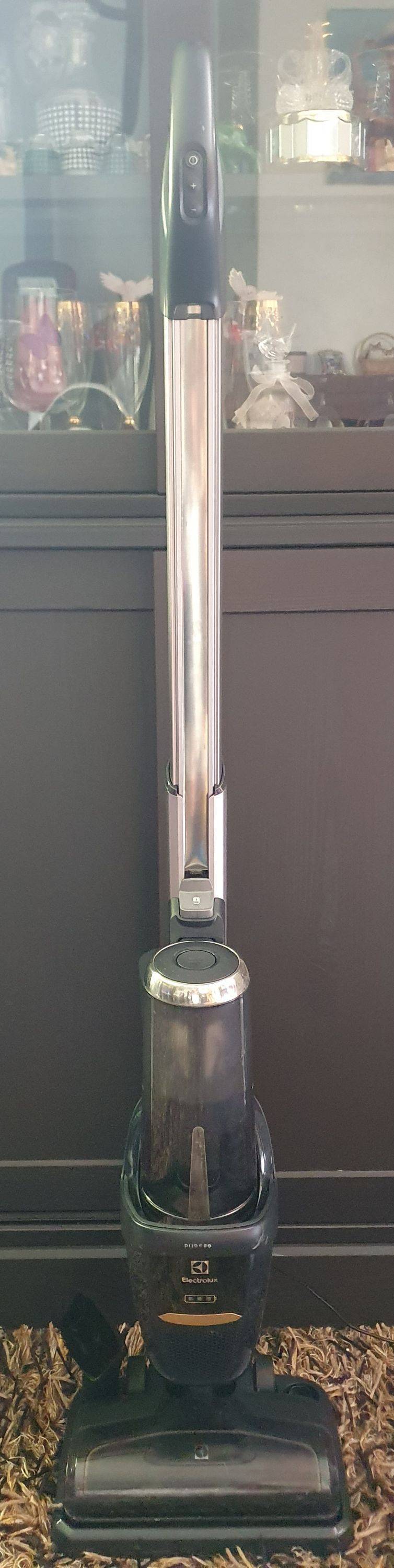 Vends aspirateur balai sans fil Electrolux Pure F9 à manche rétractable