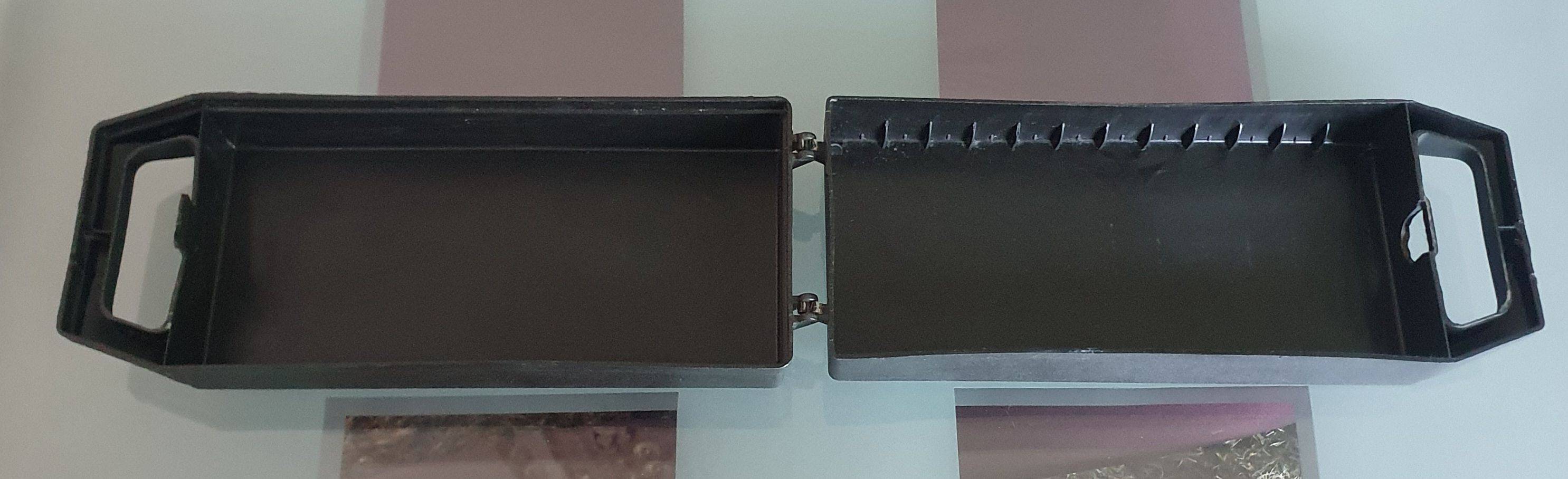 Vends malette / boîte de transport en PVC rigide pour K7 audio, 12 places, 31 cm, made in Italy, vintage