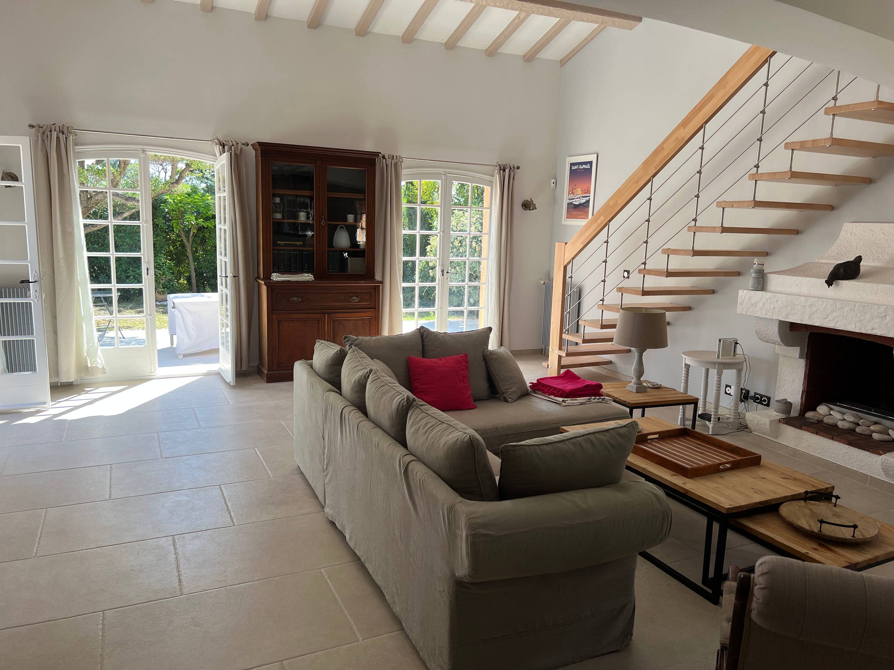 Loue villa entièrement rénovée proche mer avec piscine sécurisée - 10 couchages - 4 chambres - quartier prisé
