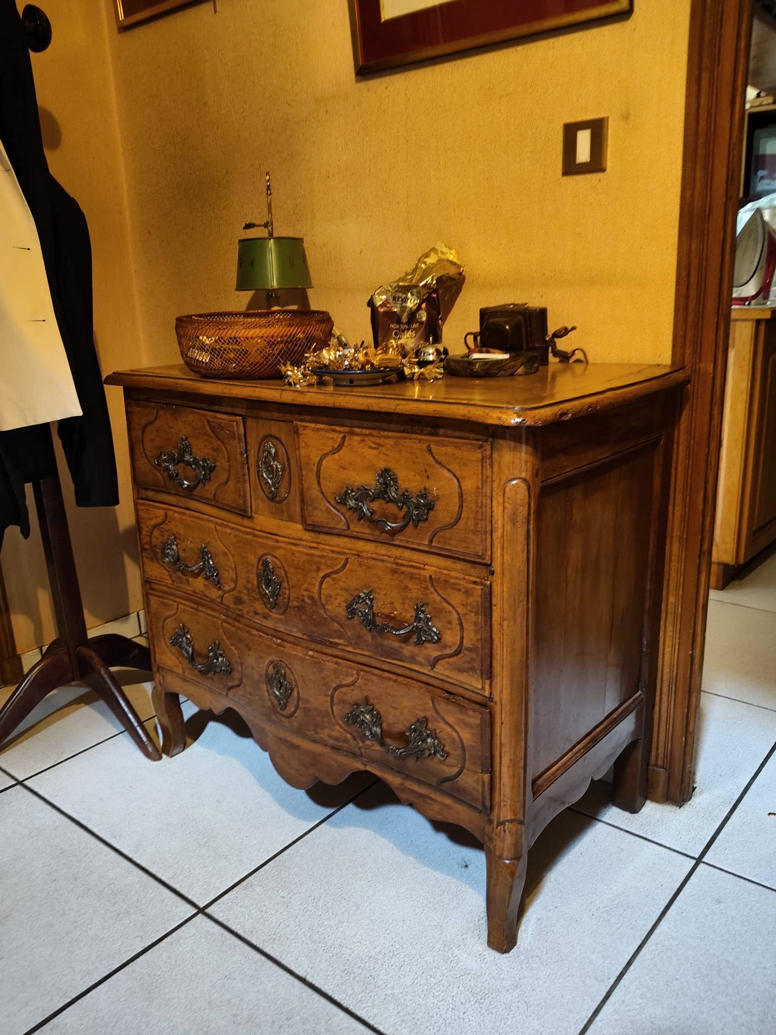 Vends commode ancienne 3 tiroirs – style Louis XV, bois patiné