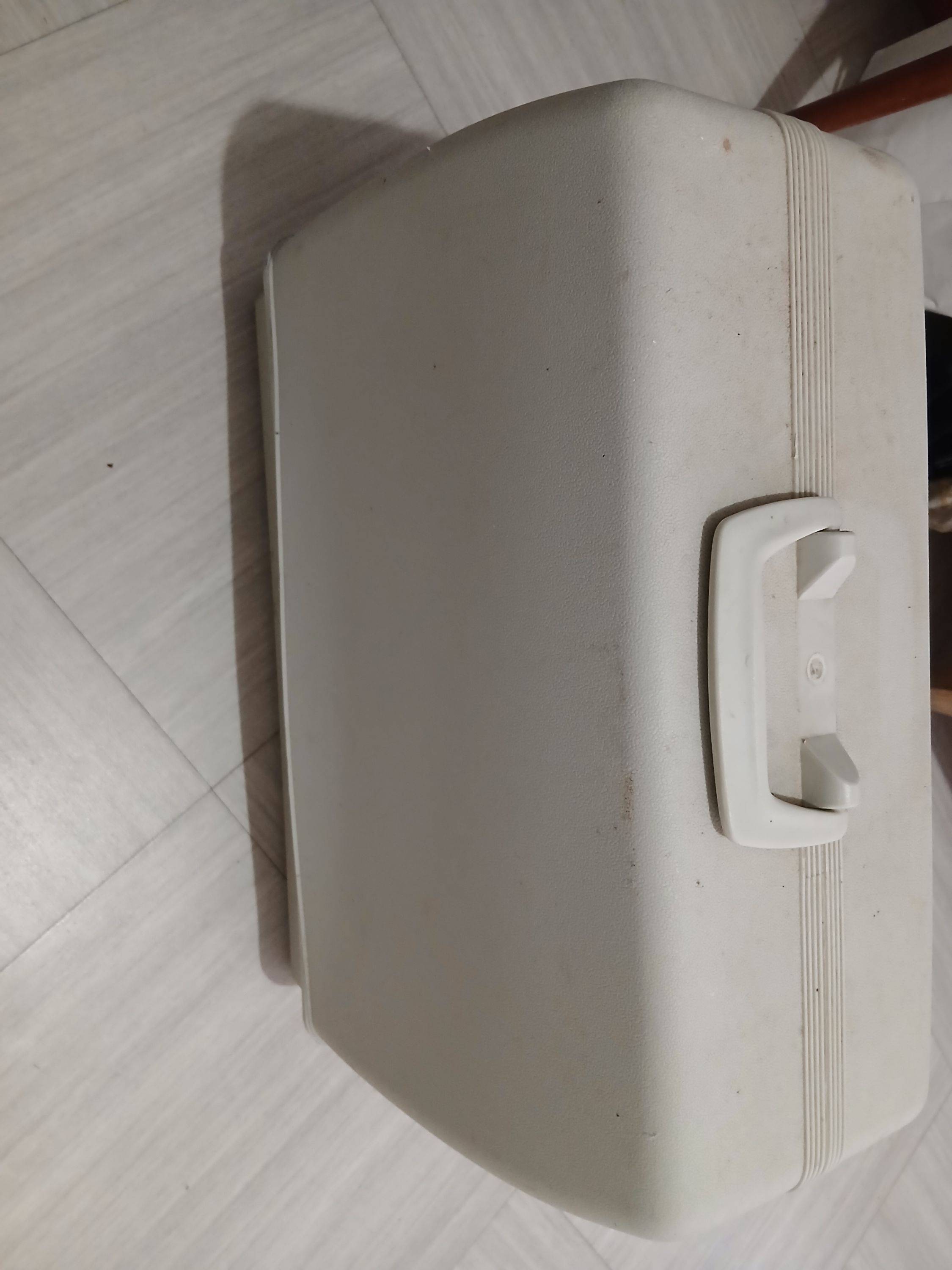 Vends machine à coudre faute de place