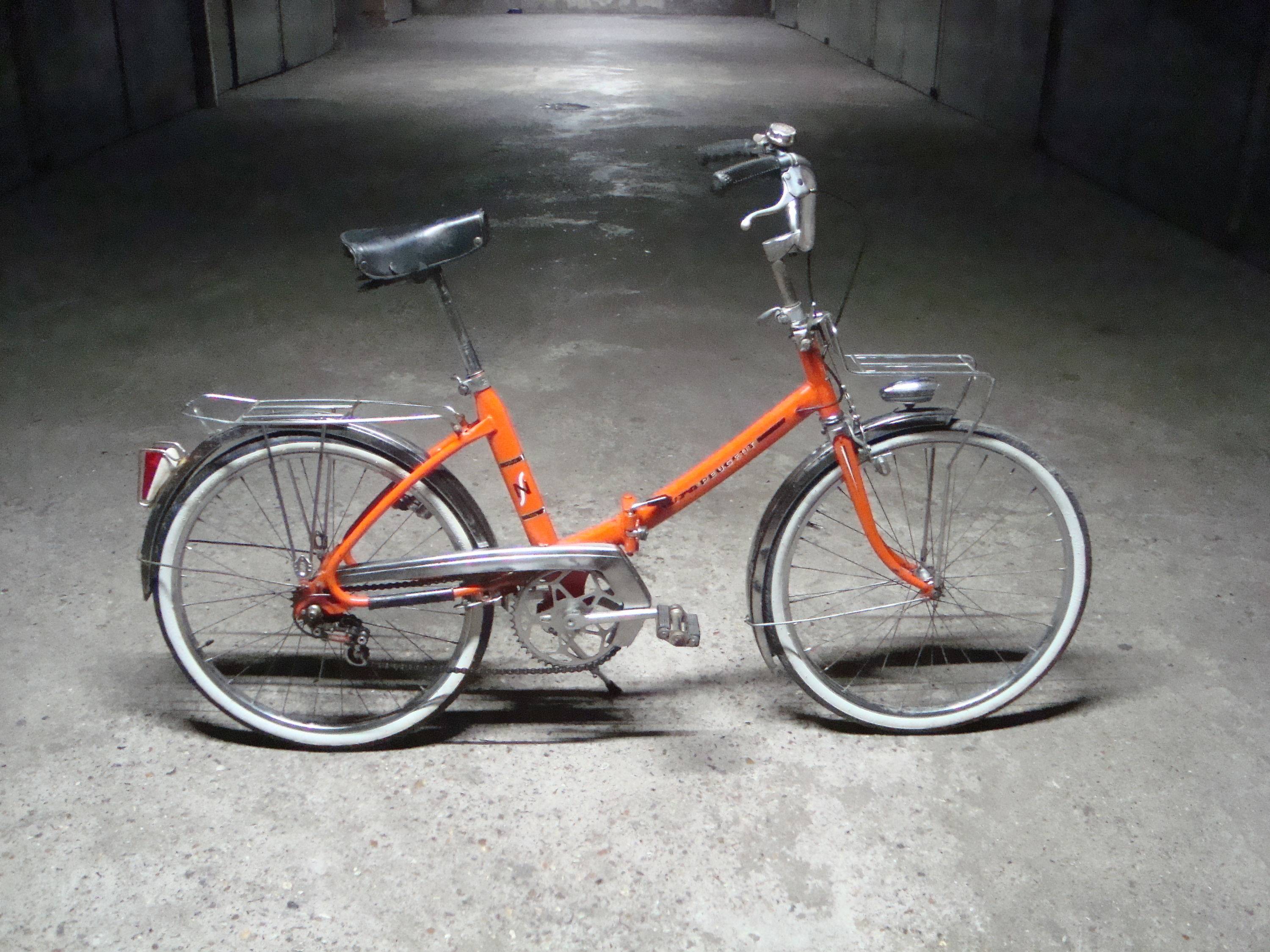 Vends mini vélo adulte Peugeot PNSL 40 de 1972 orange pliant 4 vitesses pneus Michelin neufs