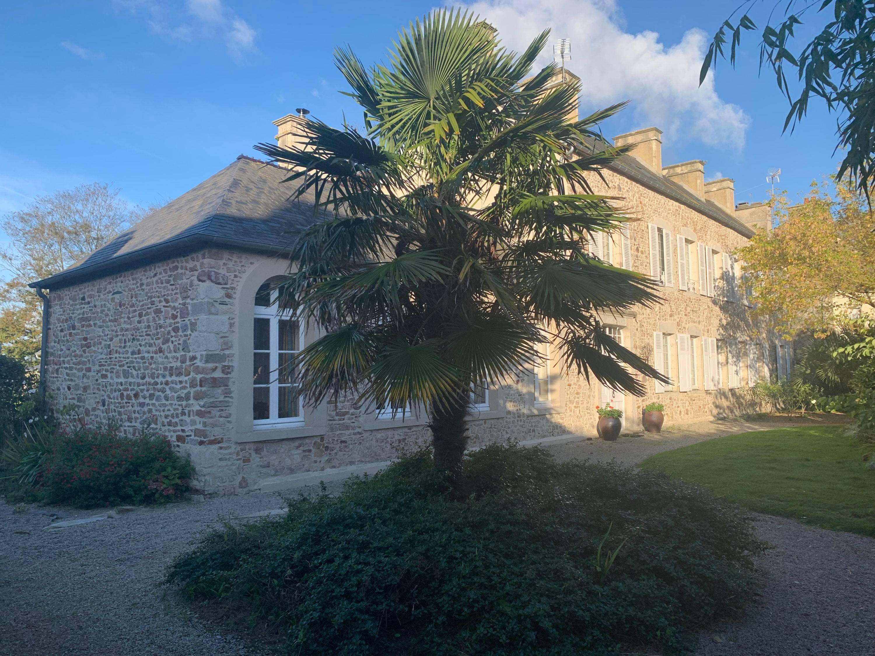 Vends maison 330m² - 7 ch avec parc arboré et piscine, au coeur d’un bourg, à 5 mn des plages Lessay (50)