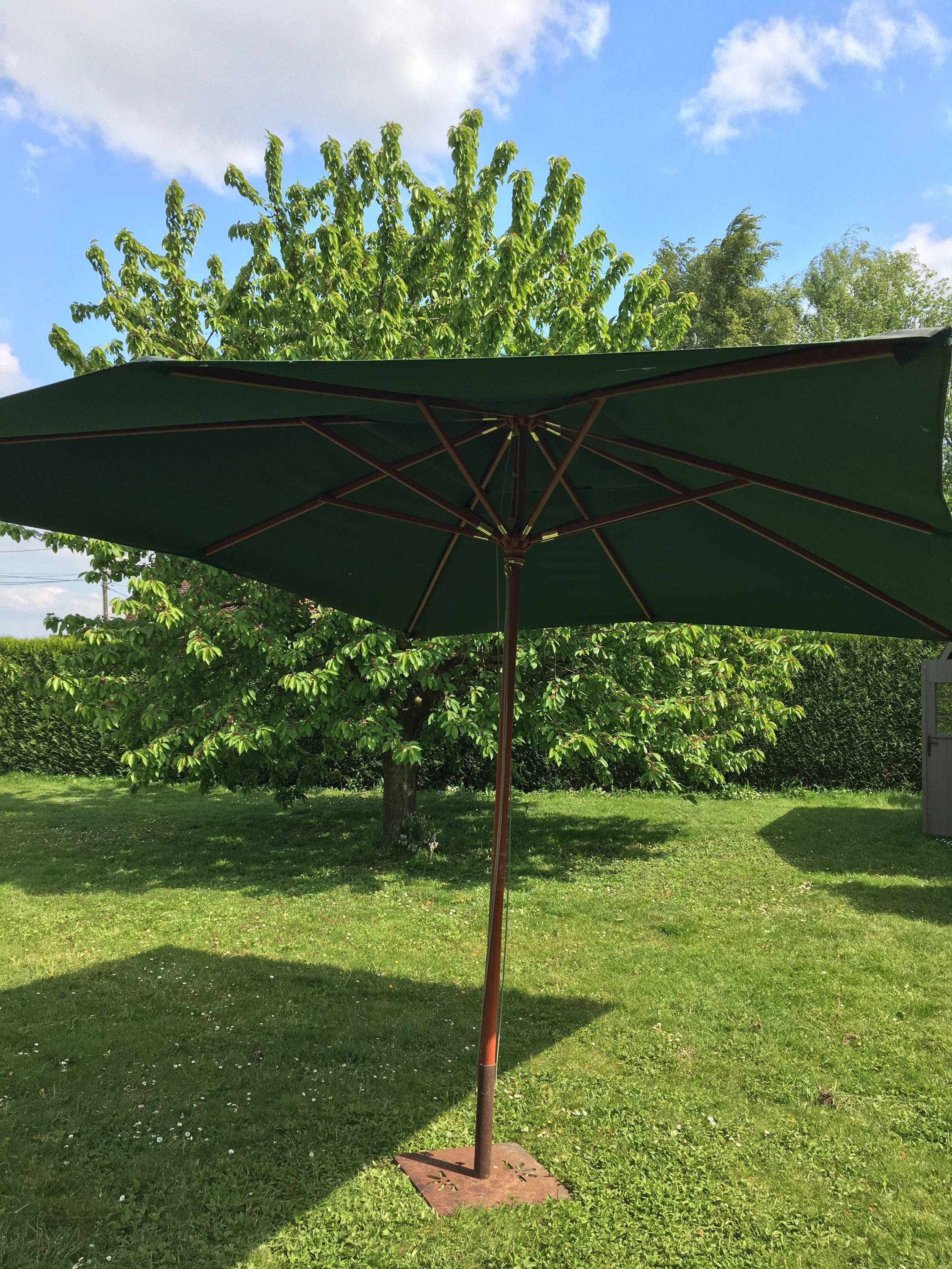 Parasol en bois (3m sur 4m) + pied de parasol en métal