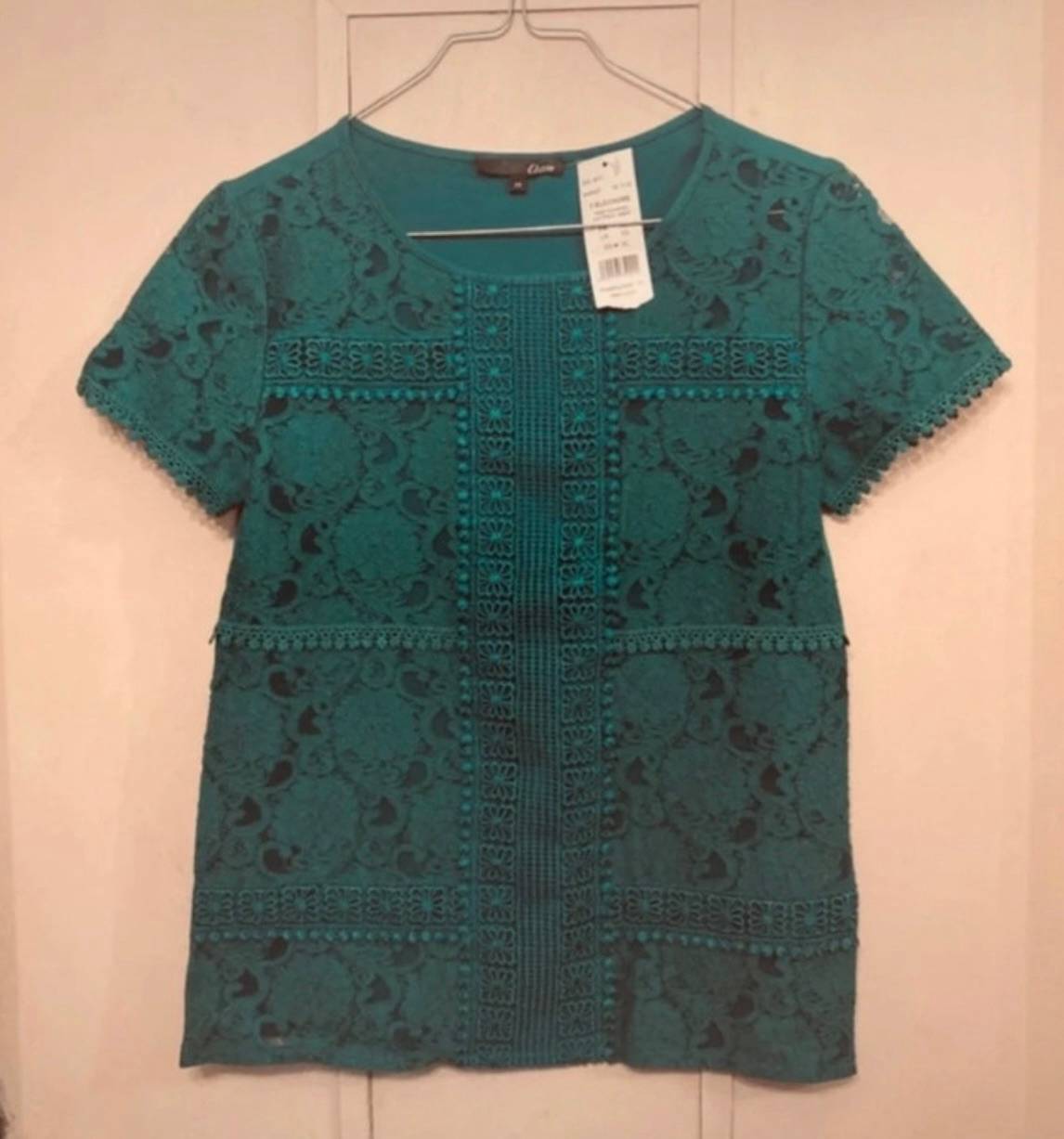 Vends jolie blouse/tee-shirt neuve étiquetée verte brodée Etam - Taille XS