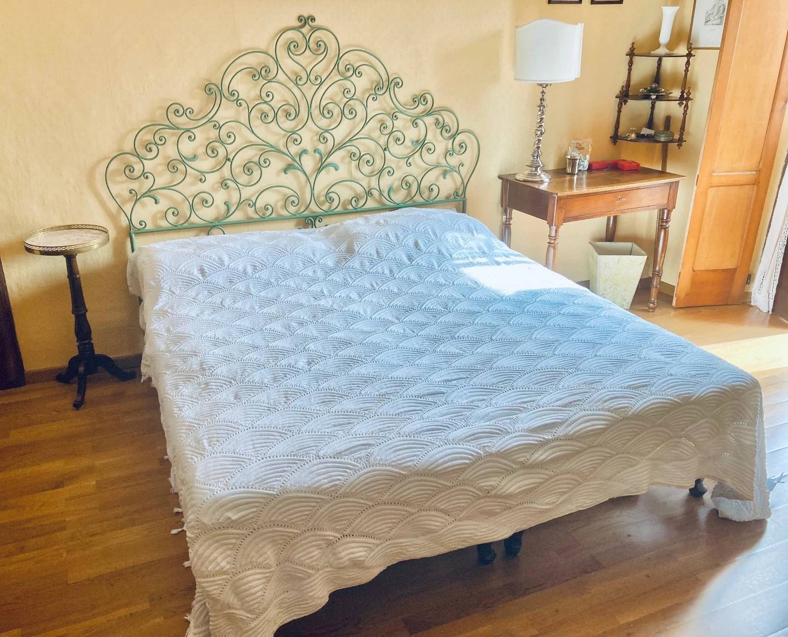 Vends ancien couvre-lit en coton crochet