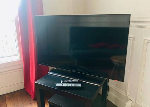 Vends télévision Samsung Smart TV UHD Séries 6 40 pouces (101 cm)